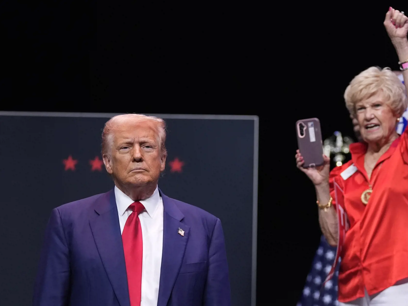 WA 5 Savannah - Republikánsky kandidát na prezidenta USA a bývalý americký prezident Donald Trump prichádza na predvolebné zhromaždenie do mesta Savannah v americkom štáte Georgia v utorok 24. septembra 2024. FOTO TASR/AP 


Republican presidential nominee former President Donald Trump arrives to speak about the tax code and manufacturing at the Johnny Mercer Theatre Civic Center, Tuesday, Sept. 24, 2024, in Savannah, Ga. (AP Photo/Evan Vucci)