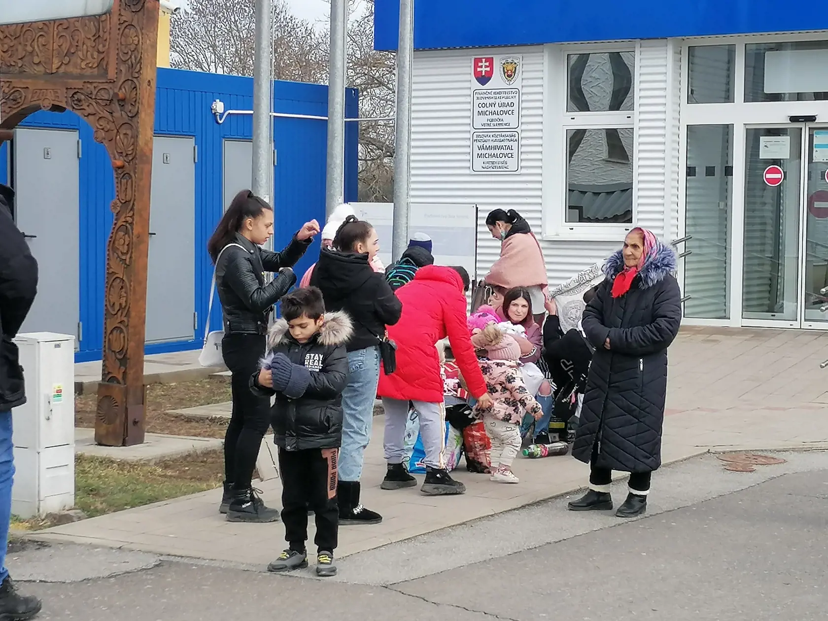 Slovensko-ukrajinský hraničný priechod pre peších vo Veľkých Slemenciach. Osud týchto ľudí Slovenkám nie je ľahostajný a chcú im pomôcť.
