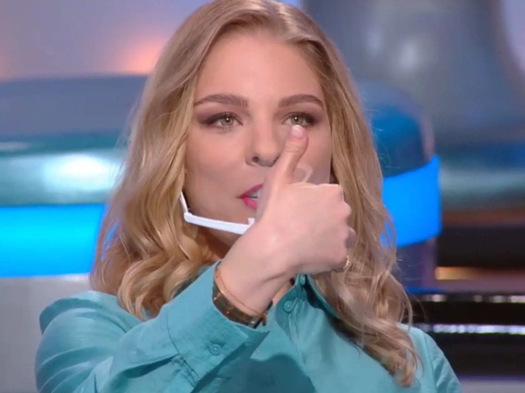 Cifrová Ostrihoňová ukázala pre kamerami svoju anomáliu palca.