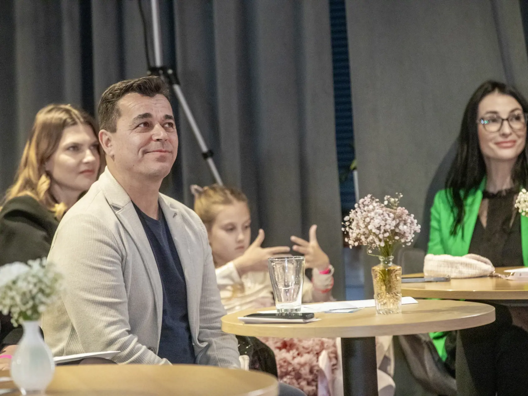 Na snímke je slávnostné vyhlásenie výsledkov ankety MAMA ROKA 2023.  Na fotke je ambasádor pre kategóriu ocko roka Roman Pomajbo.