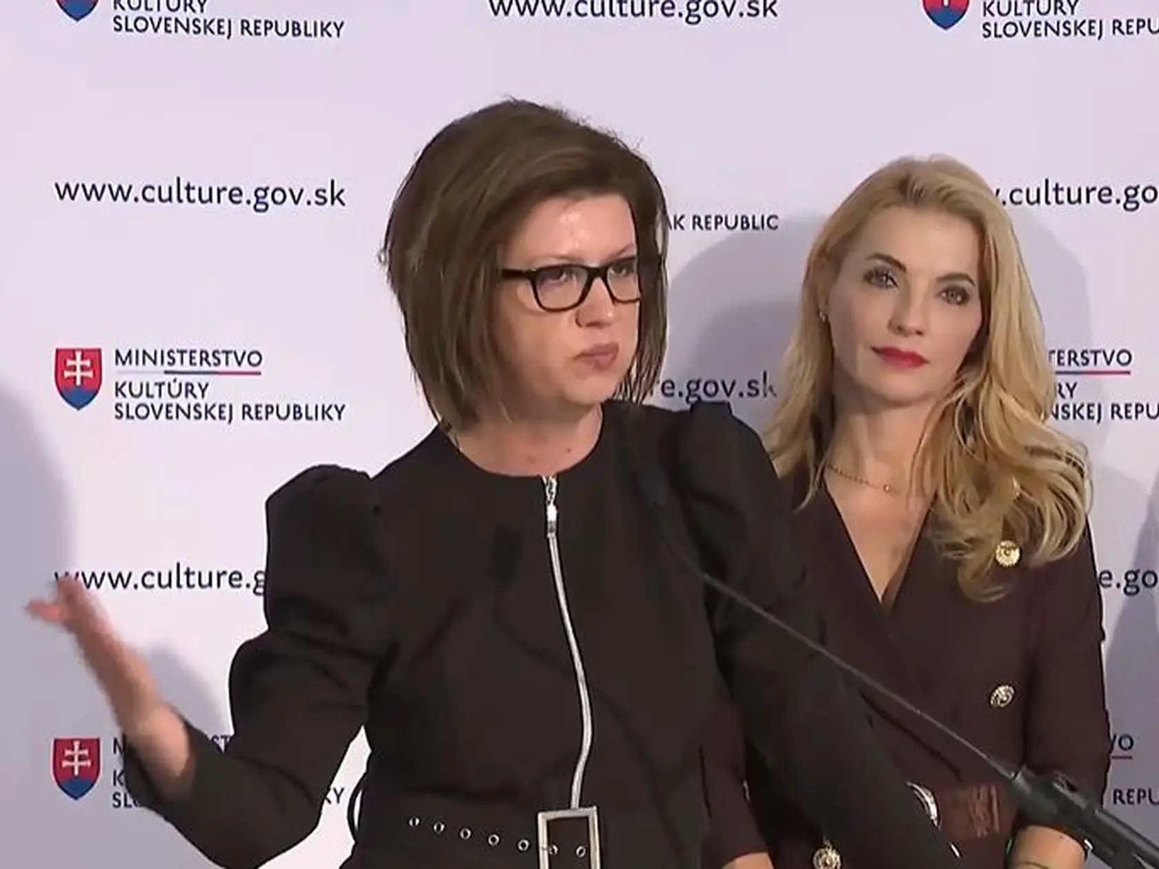 Andrea Predajňová a Martina Šimkovičová počas tlačovej konferencie. 