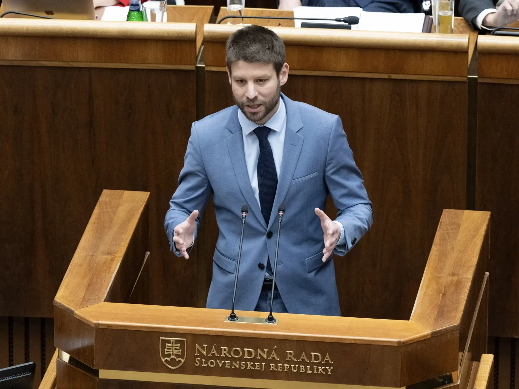 Na snímke poslanec NR SR Michal Šimečka (Progresívne Slovensko) hovorí počas mimoriadnej schôdze k opozičnému návrhu na vyslovenie nedôvery vláde SR  21. januára 2025 v Bratislave.  FOTO TASR - Pavel Neubauer