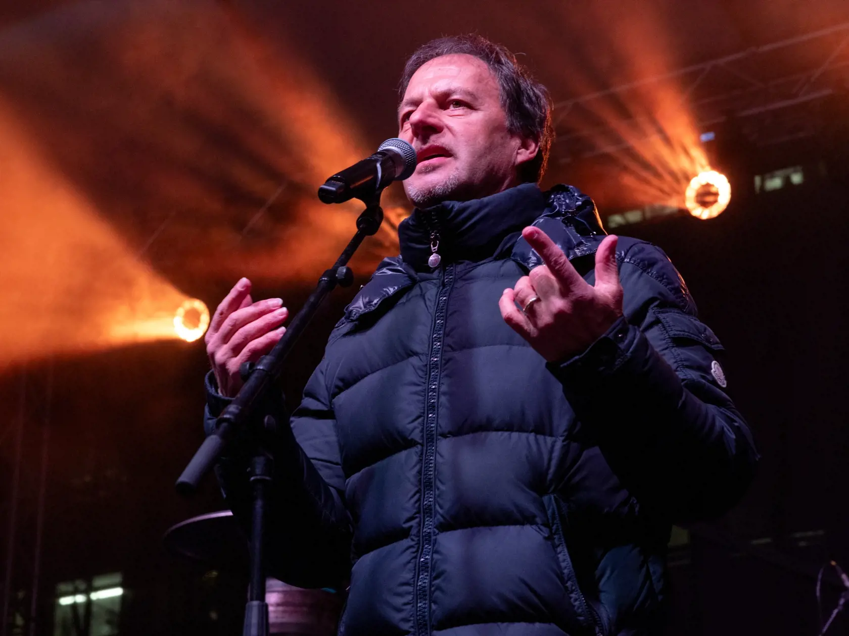 Štafetový protest za slobodnú kultúru. Slovenská kultúrna pochodeň, ktorá predtým prešla 22 slovenských miest zavítala do Bratislavy. Platforma Otvorená kultúra zorganizovala pochod od ministerstva kultúry na Námestie Slobody, kde vystúpilo viacero hudobných interpretov. Na snímke je Pavol Habera.