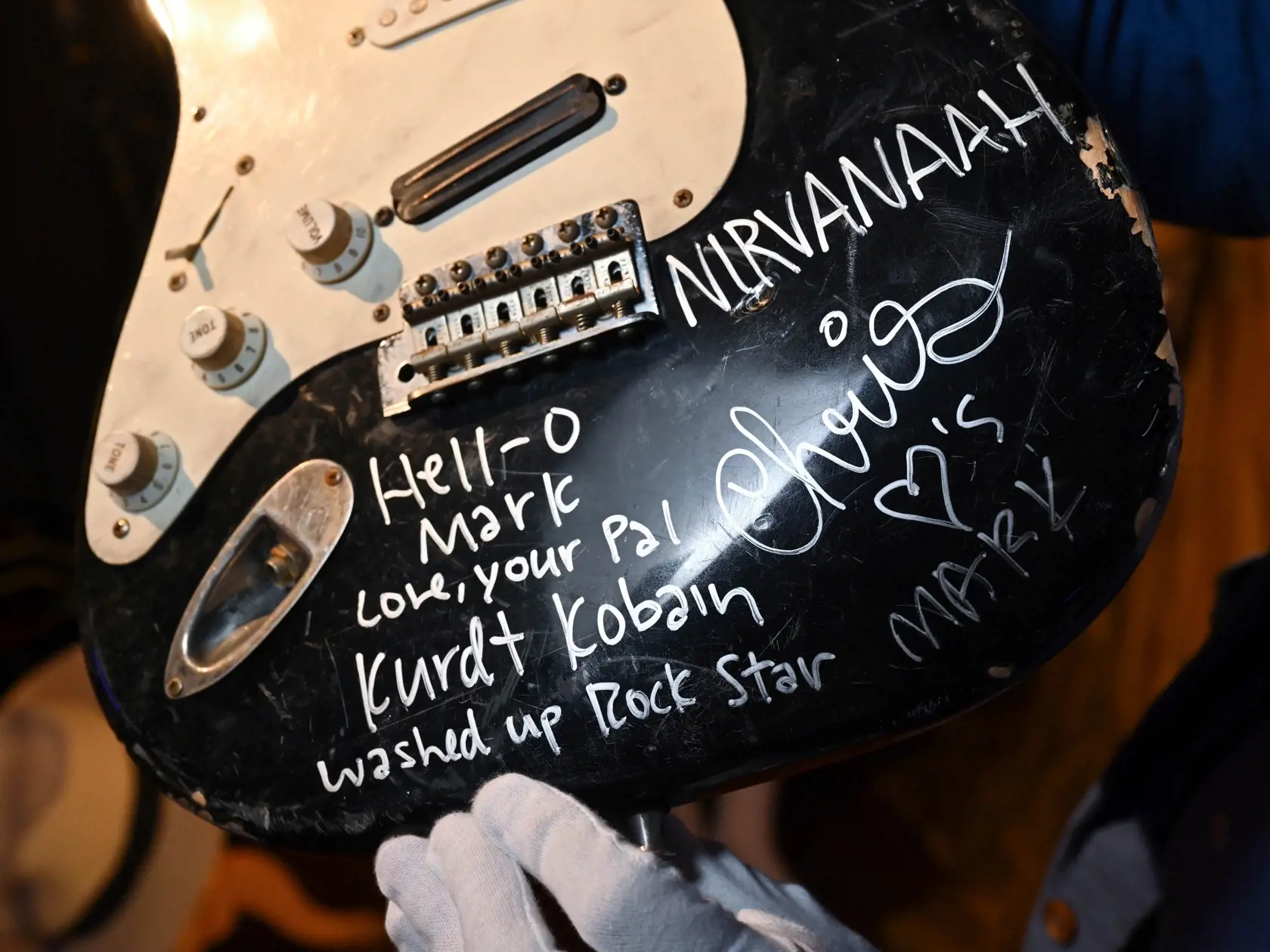 Predaná za státisíce: Očakávalo sa, že gitara, ktorú rozmlátil zosnulý Kurt Cobain, sa predá sa desatinu sumy, za ktorú sa nakoniec vydražila.