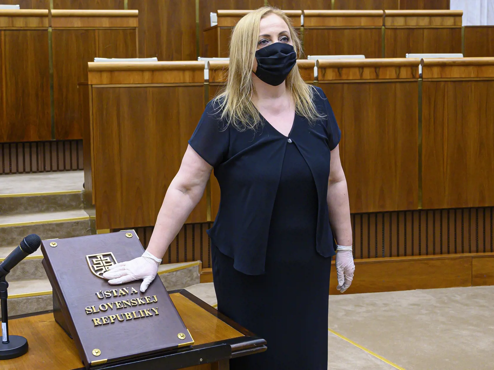 V utorok skladali poslanecký sľub 19 náhradníci za poslancov, ktorí sa stali ministrami alebo štátnymi tajomníkmi. Na snímke Viera Leščáková (Za ľudí) skladá sľub poslankyne počas druhej schôdze Národnej rady Slovenskej republiky. Viera Leščáková nahradila Michala Luciaka, ktorý sa stal štátnym tajomníkom na ministerstve spravodlivosti SR. Bratislava, 24. marca 2020. FOTO TASR - Michal Svítok