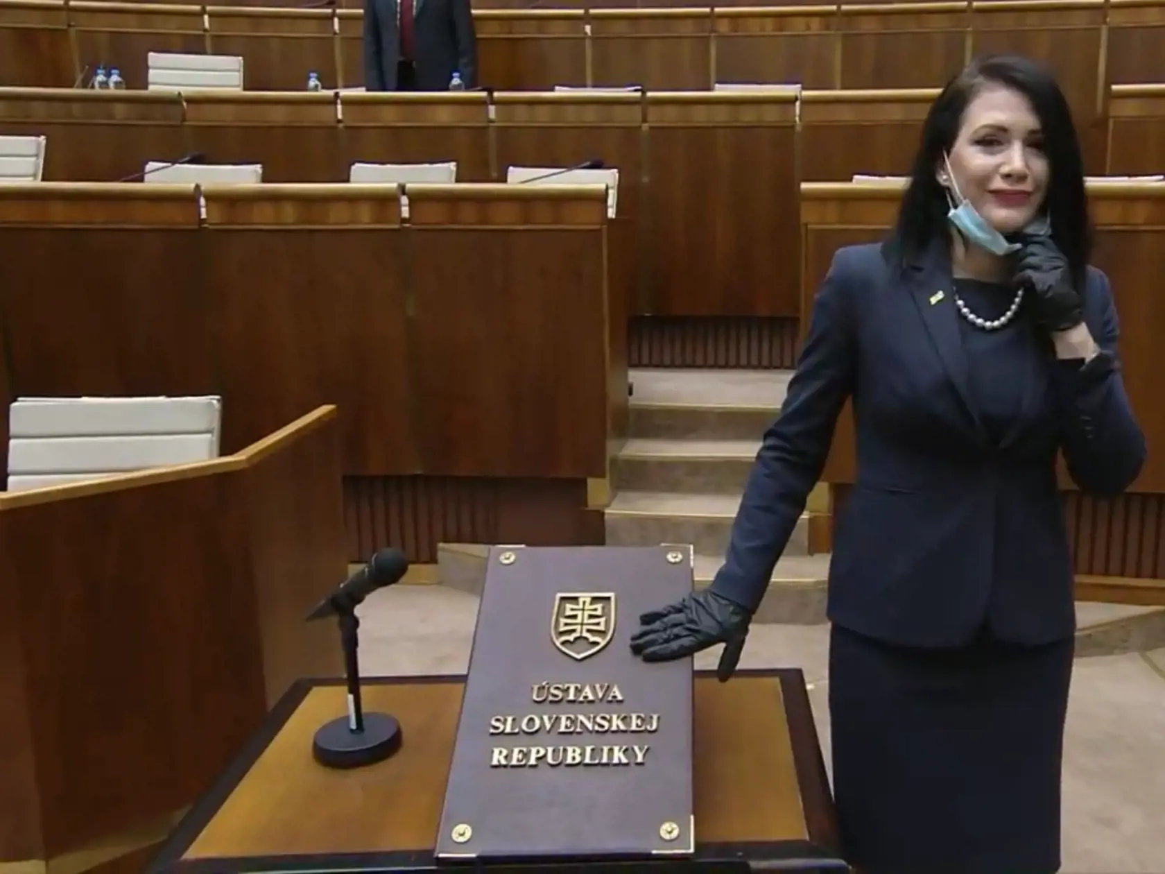 Jana Cigániková (SaS) si pri skladaní sľubu zložila rúško z tváre.