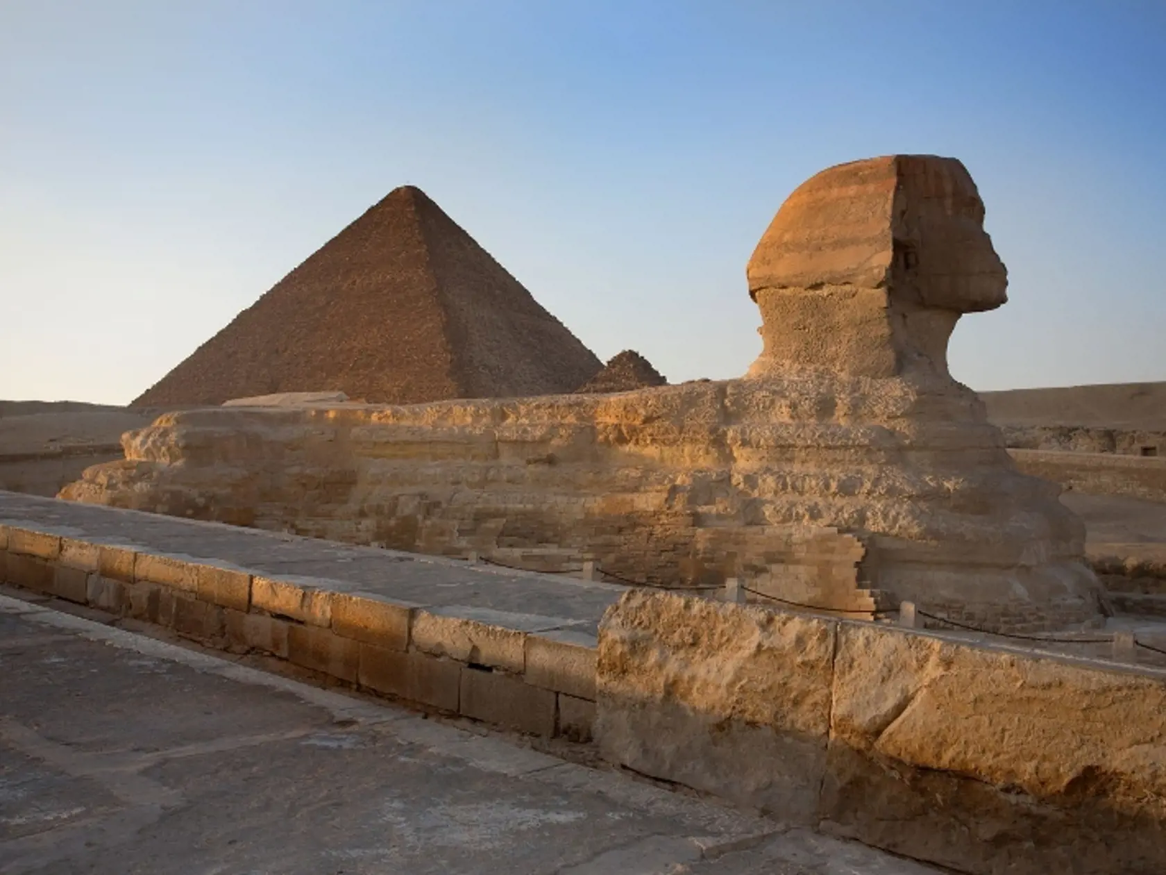Pyramídy mali byť vybudované pred 12-tísíc rokmi mimozemskou civilizáciou, tvrdí najnovší výskum.