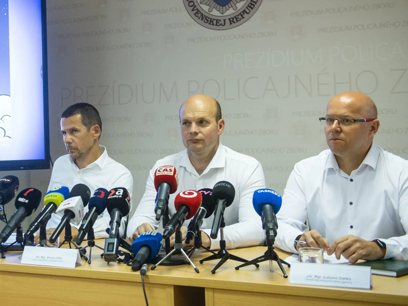 Na snímke bývalé vedenie Policajného zboru Štefan Hamran, prvý viceprezident Policajného zboru Branko Kišš a riaditeľ Národnej kriminálnej agentúry (NAKA) Ľubomír Danko počas tlačovej konferencie na tému – Rozuzlenie 17. augusta 2023 v Bratislave. FOTO TASR – Jakub Kotian