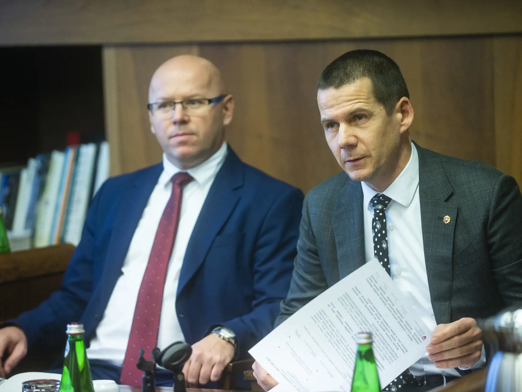 Na snímke sprava bývalý policajný prezident SR Štefan Hamran a bývalý riaditeľ Národnej kriminálnej agentúry (NAKA) Ľubomír Daňko počas Výboru pre obranu a bezpečnosť NRSR ku kauze únosu Vietnamca 30. novembra 2022 v Bratislave. FOTO TASR - Jakub Kotian