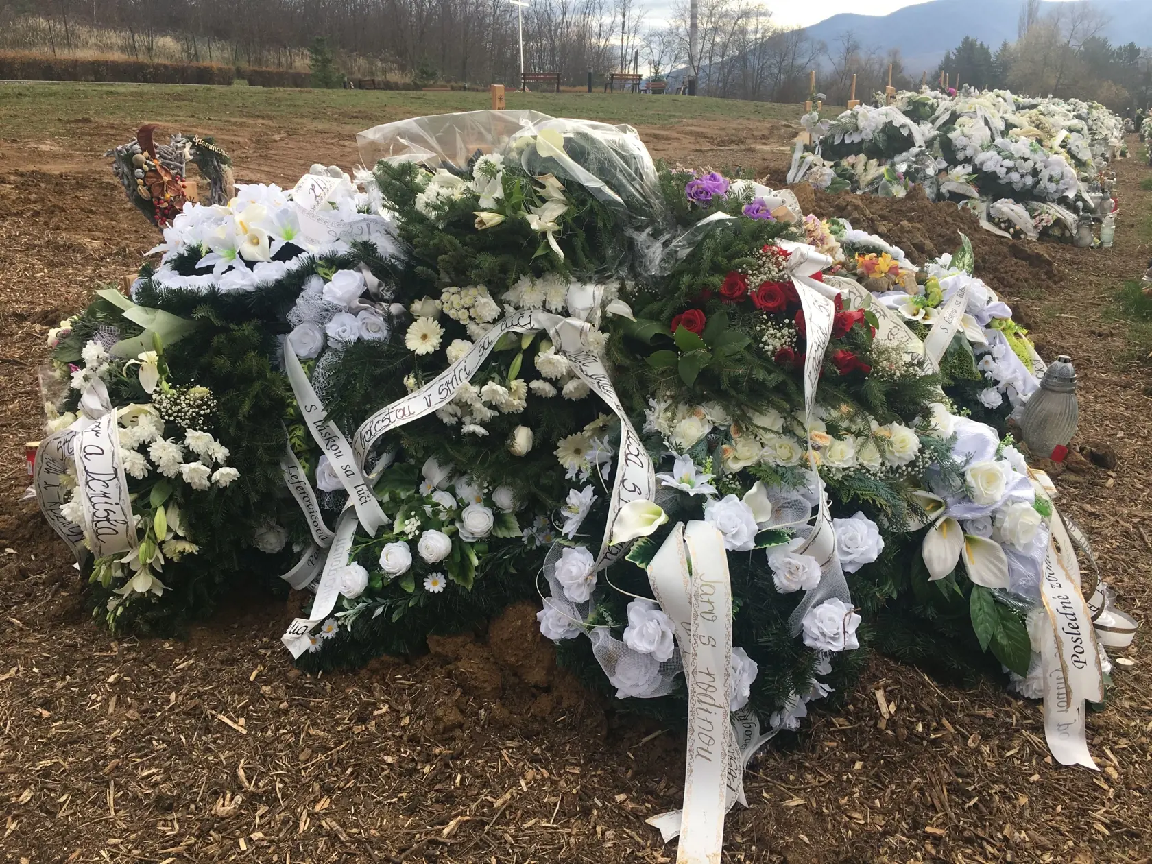 UŽ ODPOČÍVA Violin hrob je zasypaný kvetmi a vencami. Každý v Snine odsudzuje brutalitu, akou musela zísť z tohto sveta.