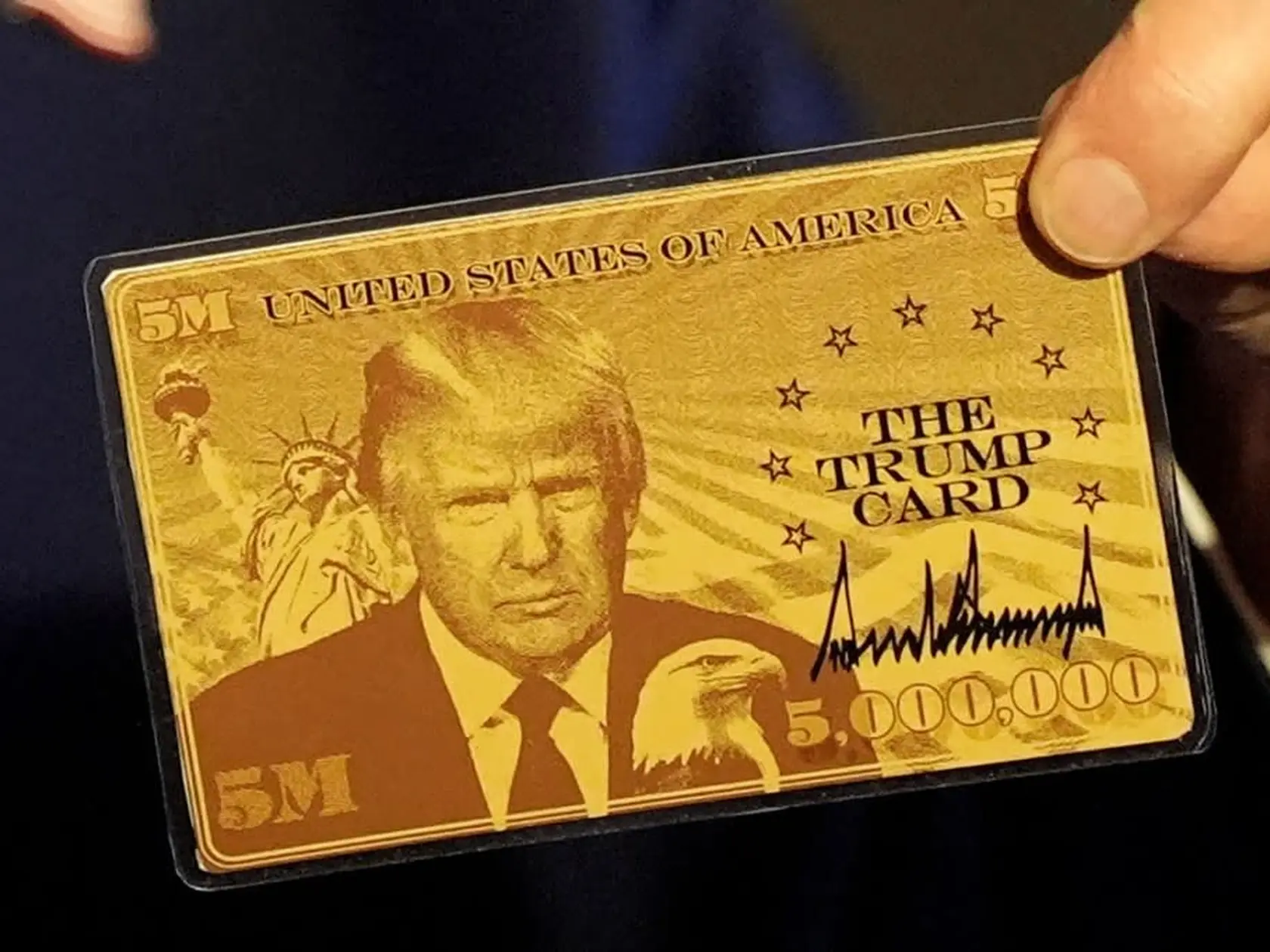 Na karte je Trumpova hlava aj podpis. Jej názov je "Trumpova karta"