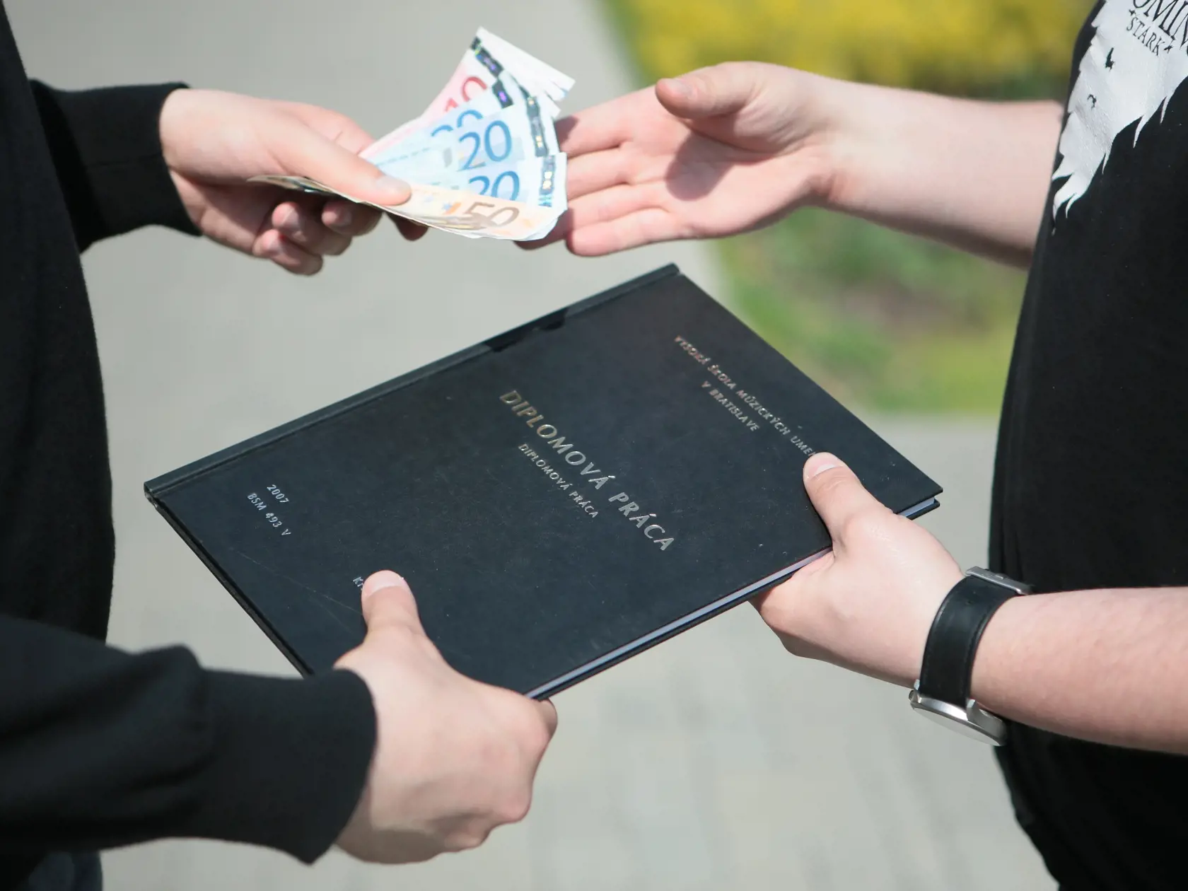 Mať pred menom titul sa dnes oplatí. K výplate vám to môže prihodiť až 500 eur. Takže o absolvovanie vysokej školy je veľký záujem. Lenže nie každý k tomu pristupuje poctivo. Preto biznis s diplomovkami na kľúč u nás prekvitá.