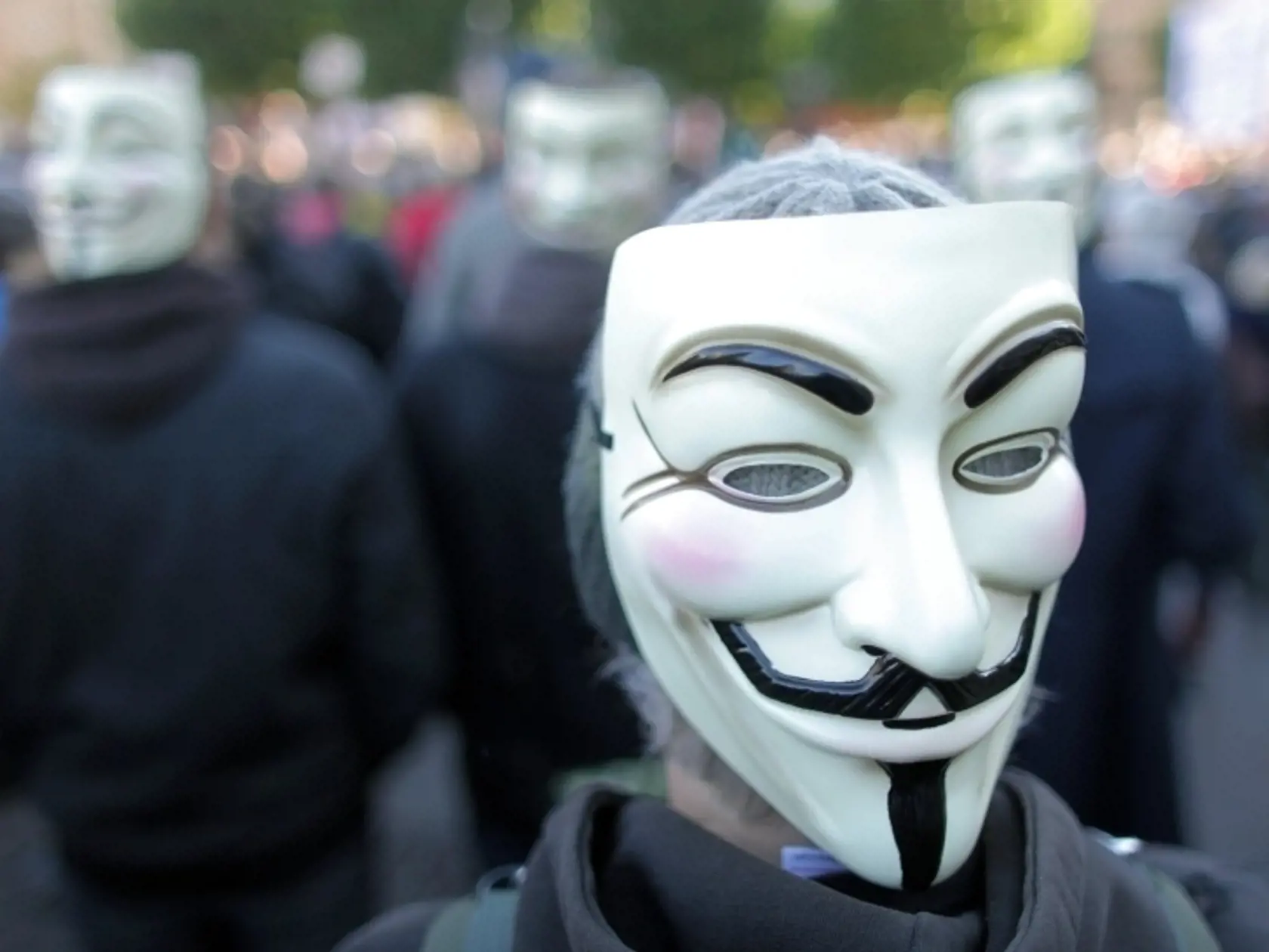 Rusi prebudili nezávislú skupinu hekerov, ktorí vystupujú v maskách pod názvom Anonymous, v preklade Anonymní. Hekeri vyhlásili Putinovi vojnu, v sobotu zhodili ruské vládne webstránky, medzi nimi Kremľa či ministerstva obrany. Neskôr sa dostali do ruských televízií, kde začali vysielať ukrajinskú vlajku a hymnu, ako aj videá o tom, čo sa naozaj deje na Ukrajine.