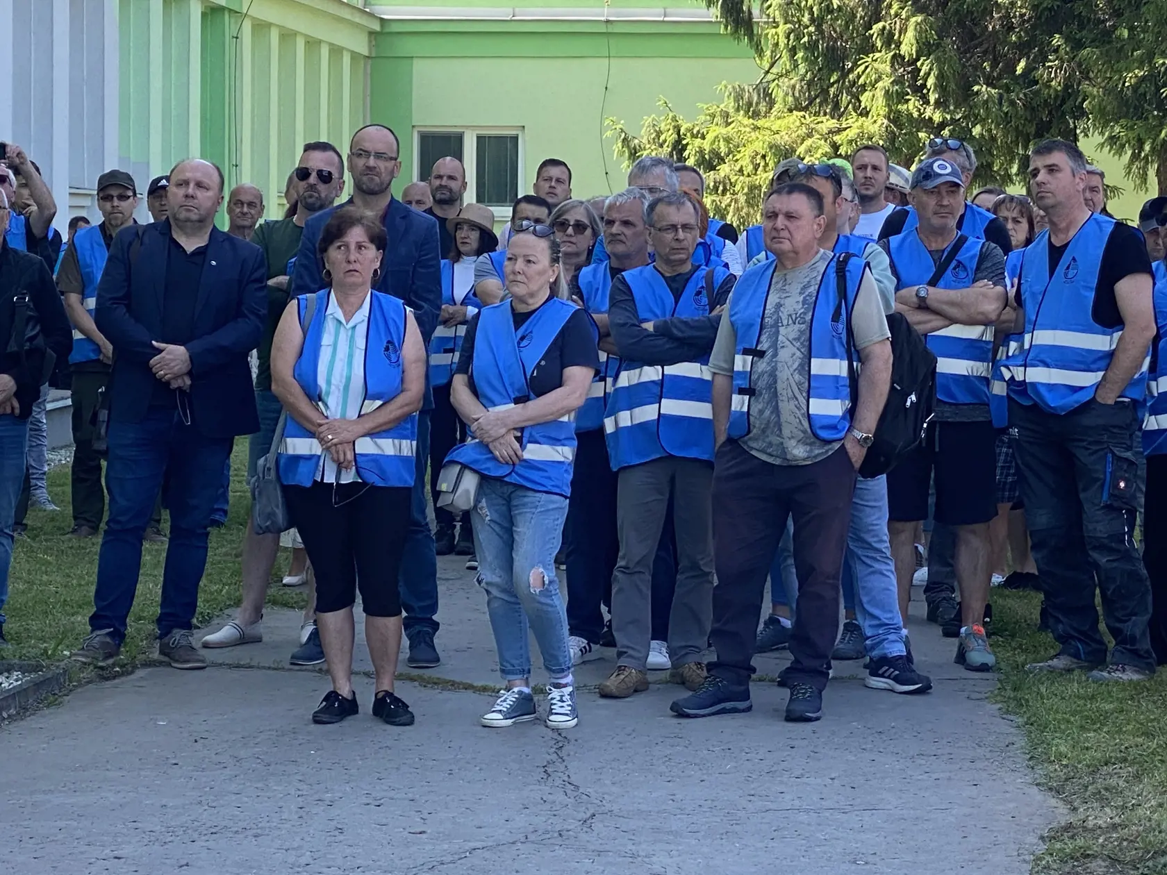Pred budovou drevospracujúcej firmy Bukóza Vranov so 70-ročnou históriou, ktorej hrozí krach a prepúšťanie 700 ľudí, sa v stredu 15. mája 2024 zhromaždili nespokojní zamestnanci. Tí vravia o meškajúcich výplatach, dostávajú iba 60-platu, lebo výroba je pozastavená.