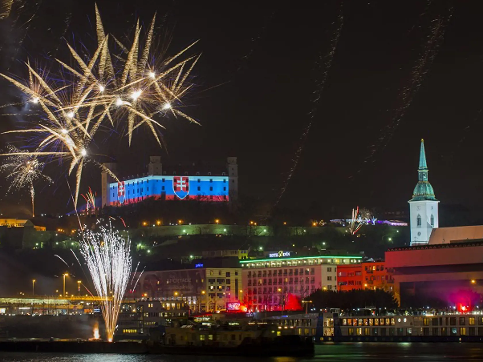 Pohľad na ohňostroj počas novoročných osláv 1. januára 2016 v Bratislave.
