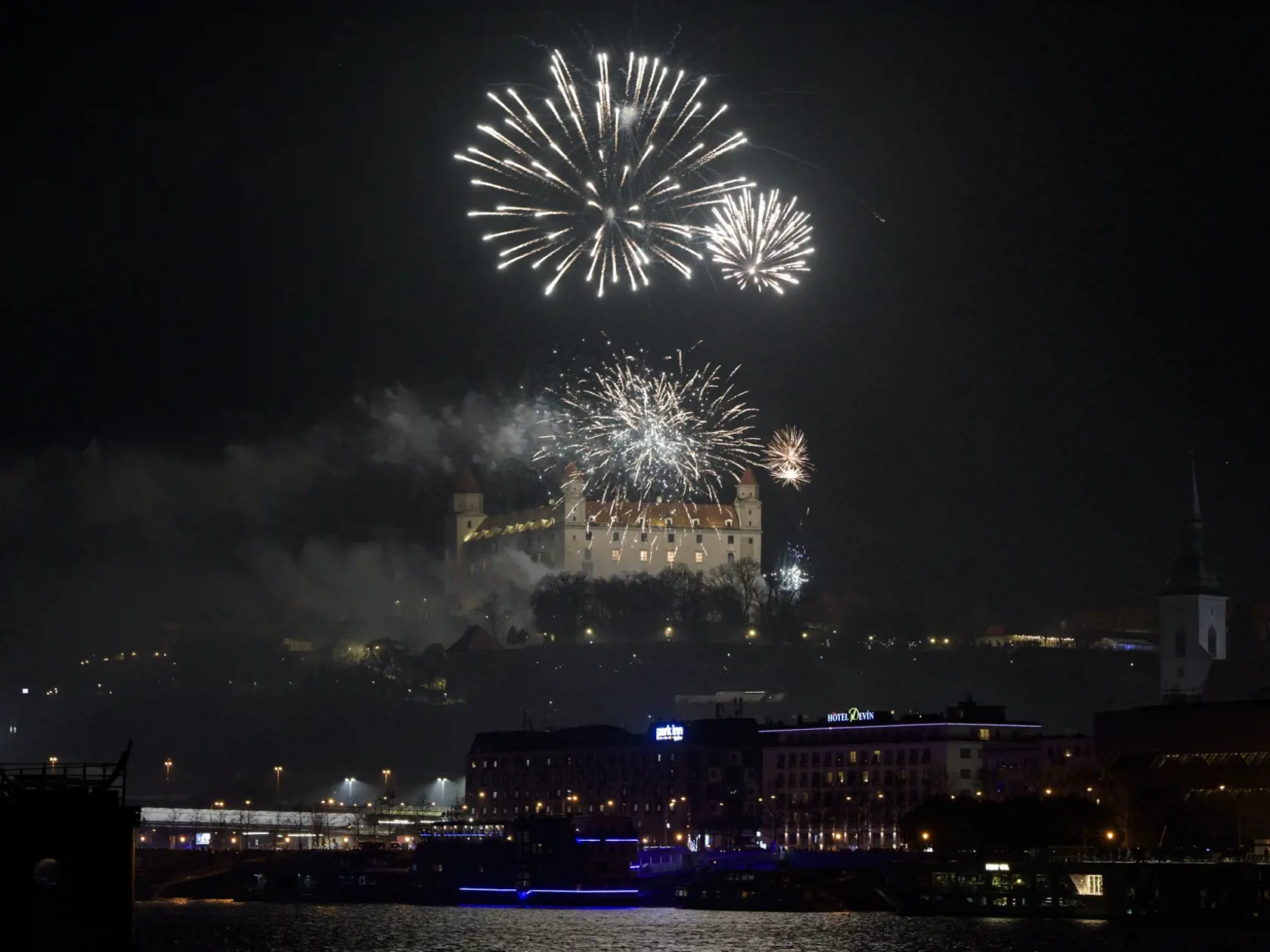 Na snímke pohľad na ohňostroj počas novoročných osláv 1. januára 2023 v Bratislave.