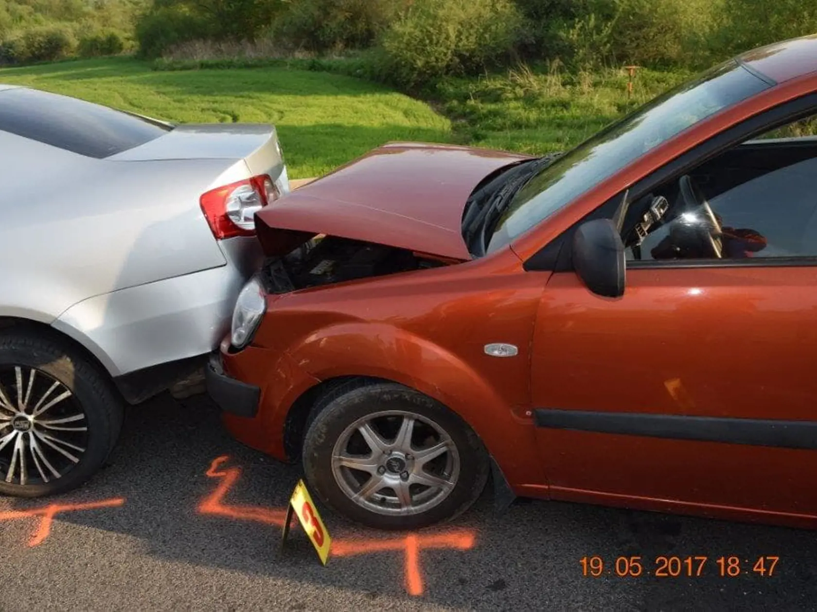 Tri autá, ktoré sledovali premávku pred sebou situáciu zvládli, štvrtý nie a tak došlo k zrážke.