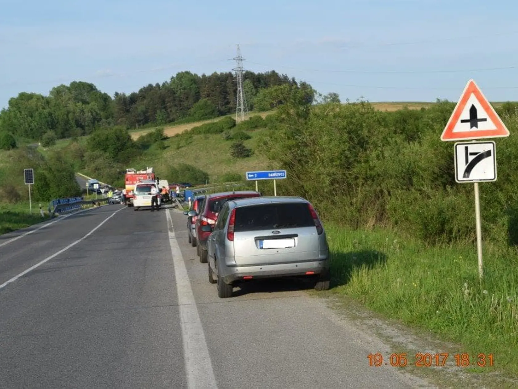 Vodička Kia Ceed premávala od SNV na Odorín, pričom chcela odbočiť vľavo, spomalila a chcela odbočiť z hlavnej cesty na vedľajšiu smerom na Danišovce.