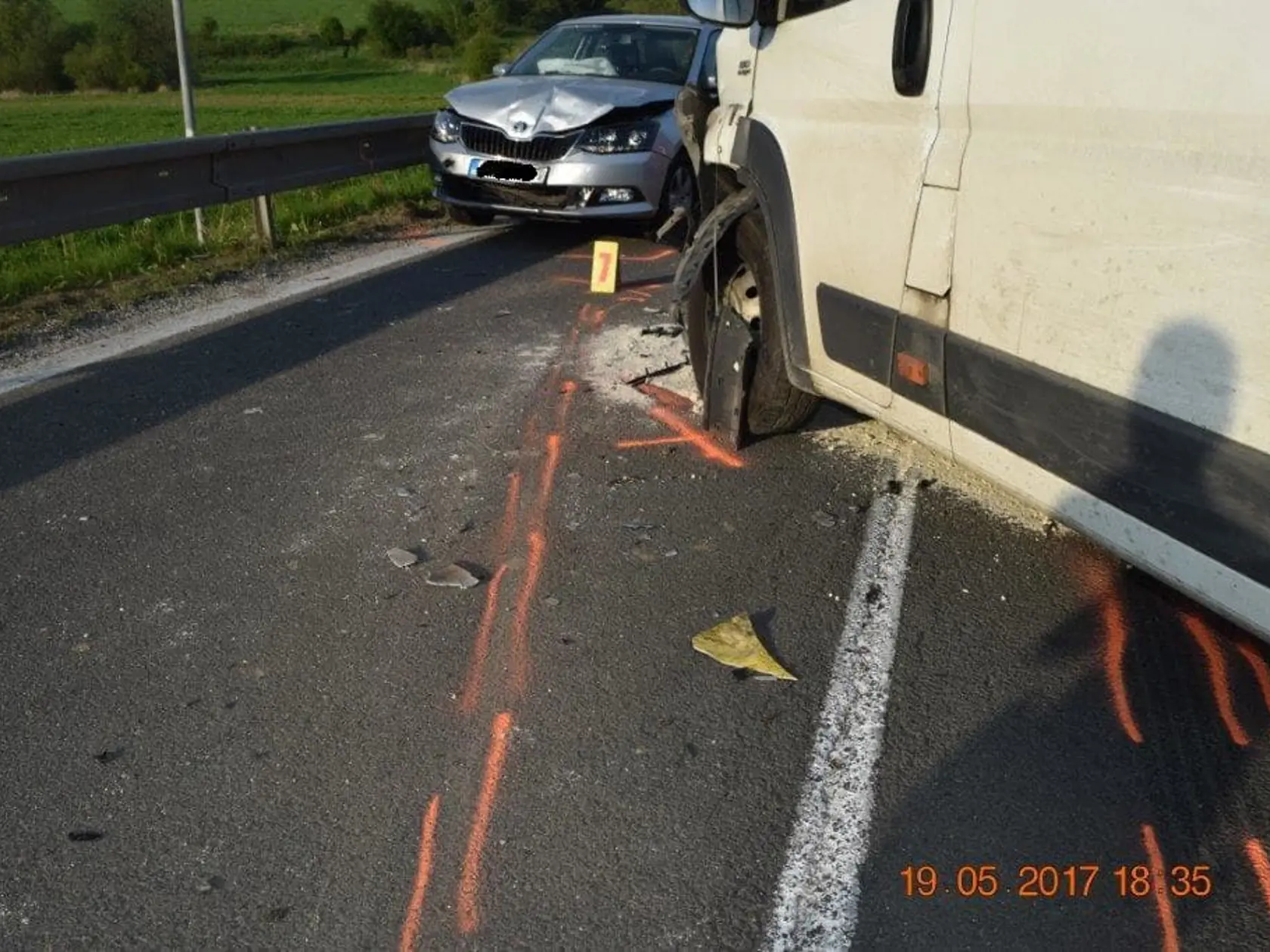 Dodávka sa čelne zrazila s autami v protismere.