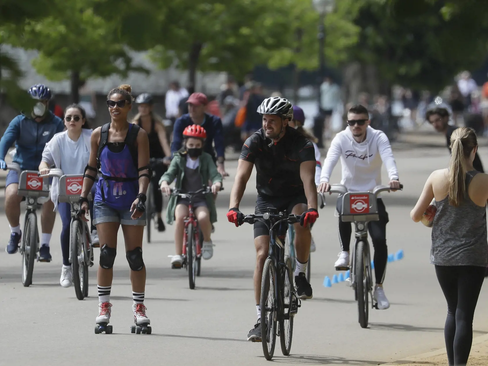 Ľudia sa bicyklujú a korčuľujú v Hyde Parku v Londýne.