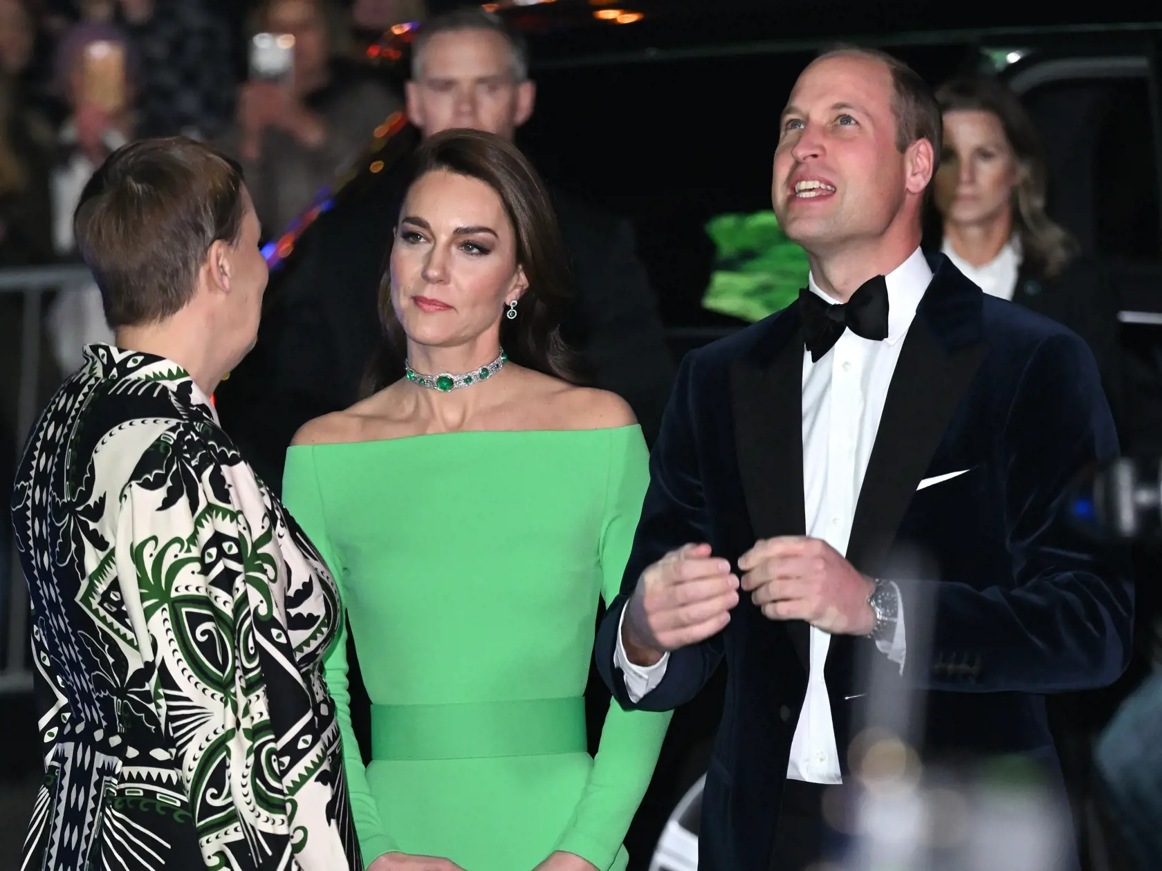 Princezná Kate si na večeru zobrala aj oslnivý art deco choker, o ktorom sa predpokladá, že má hodnotu viac ako 12 miliónov libier, darovala Diane Alžbeta II., ktorá ho zdedila po babičke Queen Mary.