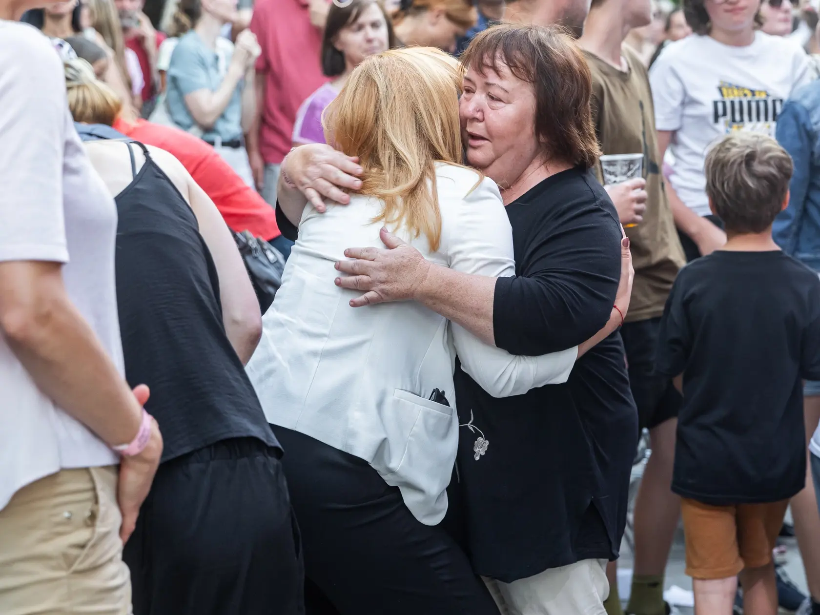 Spomienková akcia na herca Dana Heribana v Trnave. Na snímke Kamila Heribanová a Dana Gudabová. 