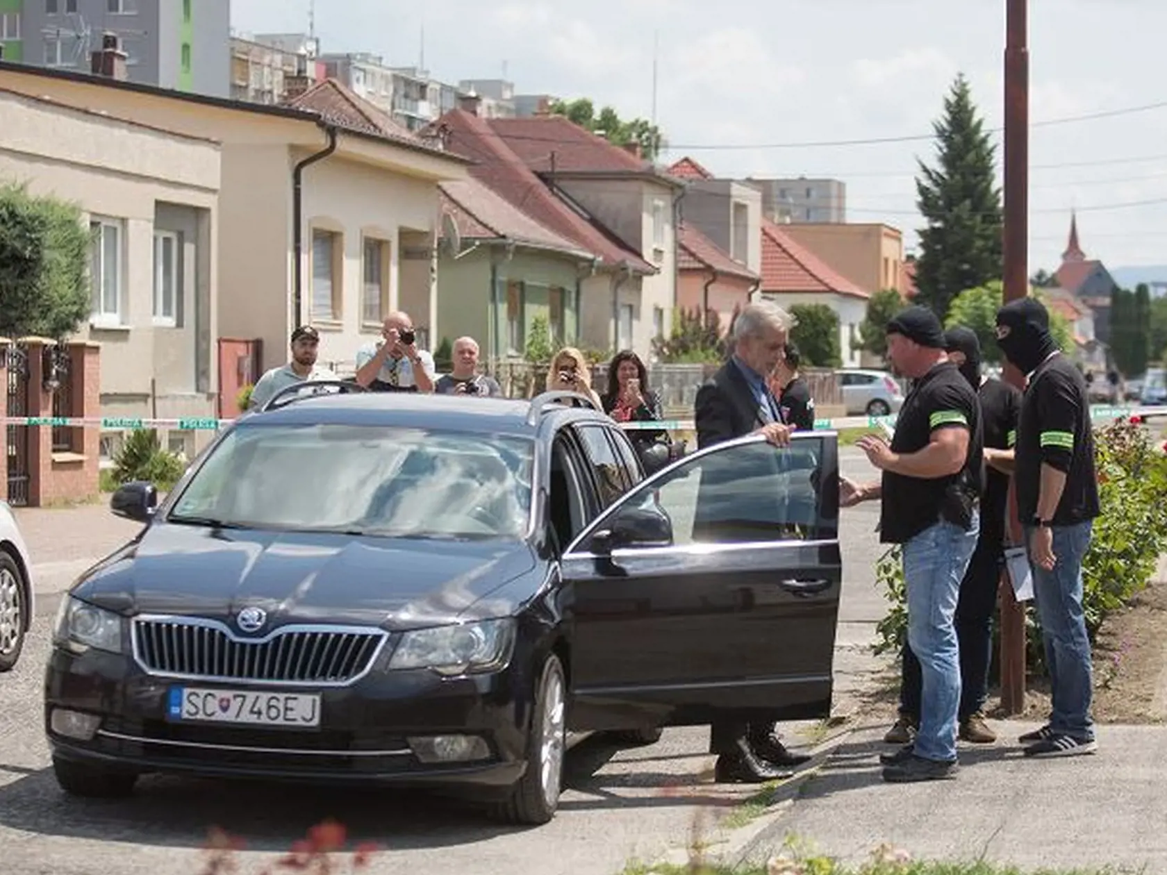 TEN, ČO TAM NEMAL BYŤ Seriálový šéf NAKA Borsó (Pavol Višňovský) prichádza na miesto činu rovnako ako bývalý šéf protikorupčnej jednotky Róbert Krajmer, vľavo.