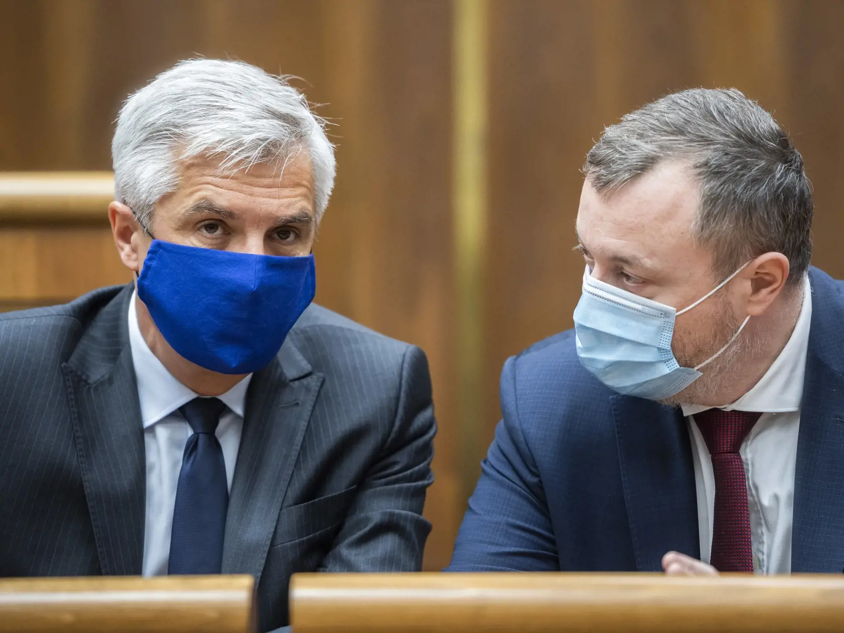 Na snímke zľava minister zahraničných vecí a európskych záležitostí SR Ivan Korčok (SaS) a minister práce, sociálnych vecí a rodiny SR Milan Krajniak (Sme rodina) počas hlasovania o programovom vyhlásení vlády na 6. rokovaní NR SR v Bratislave 30. apríla 2020. FOTO TASR - Jaroslav Novák
