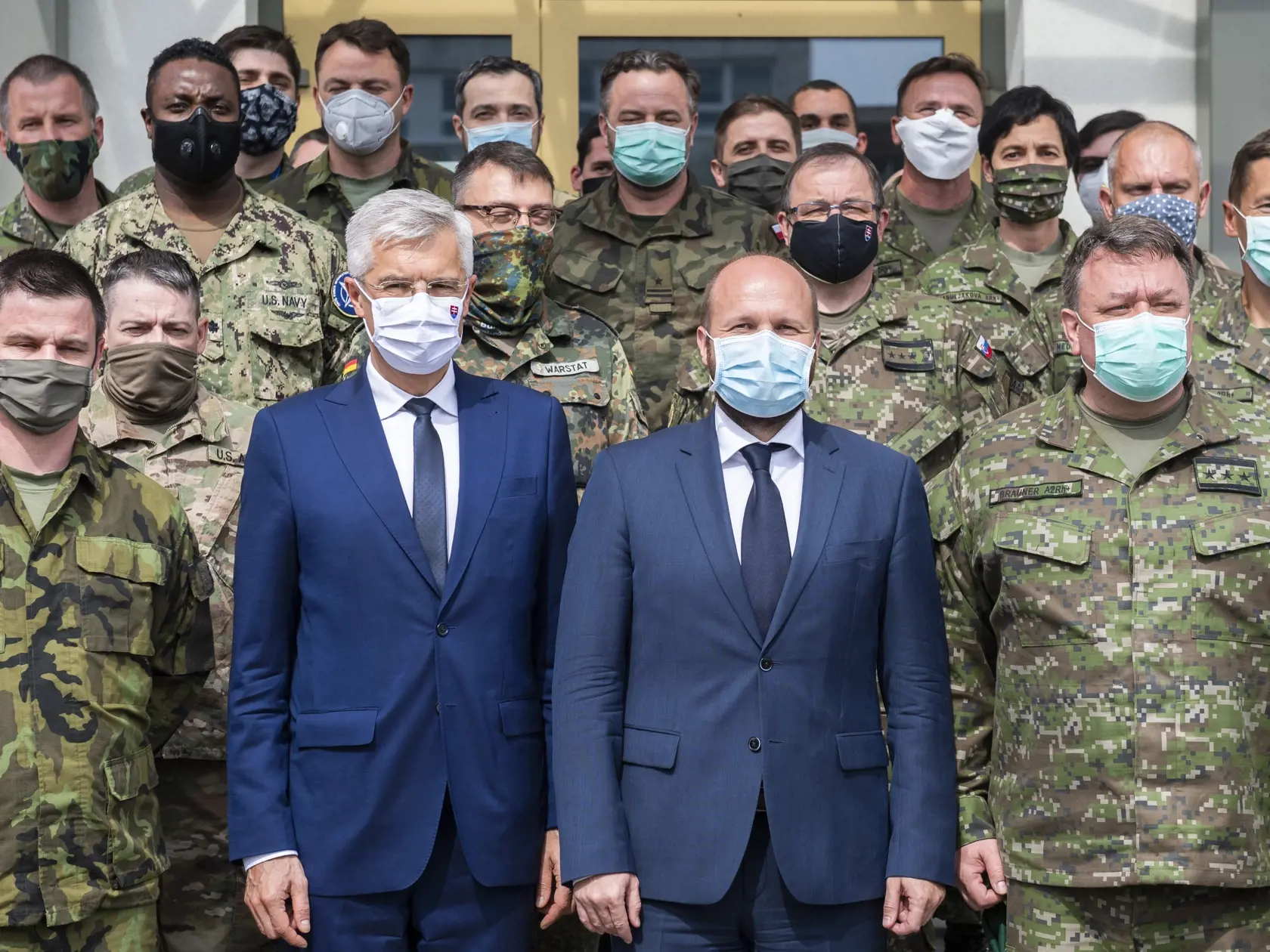 Na snímke sprava v popredí veliteľ NFIU plukovník Peter Brauner, minister obrany SR Jaroslav Naď (OĽaNO) a minister zahraničných vecí a európskych záležitostí SR Ivan Korčok (nomnant SaS) počas tlačovej konferencie po návšteve Styčného tímu pre integráciu síl NATO na Slovensku (NFIU) v Bratislave 19. mája 2020. FOTO TASR - Jaroslav Novák