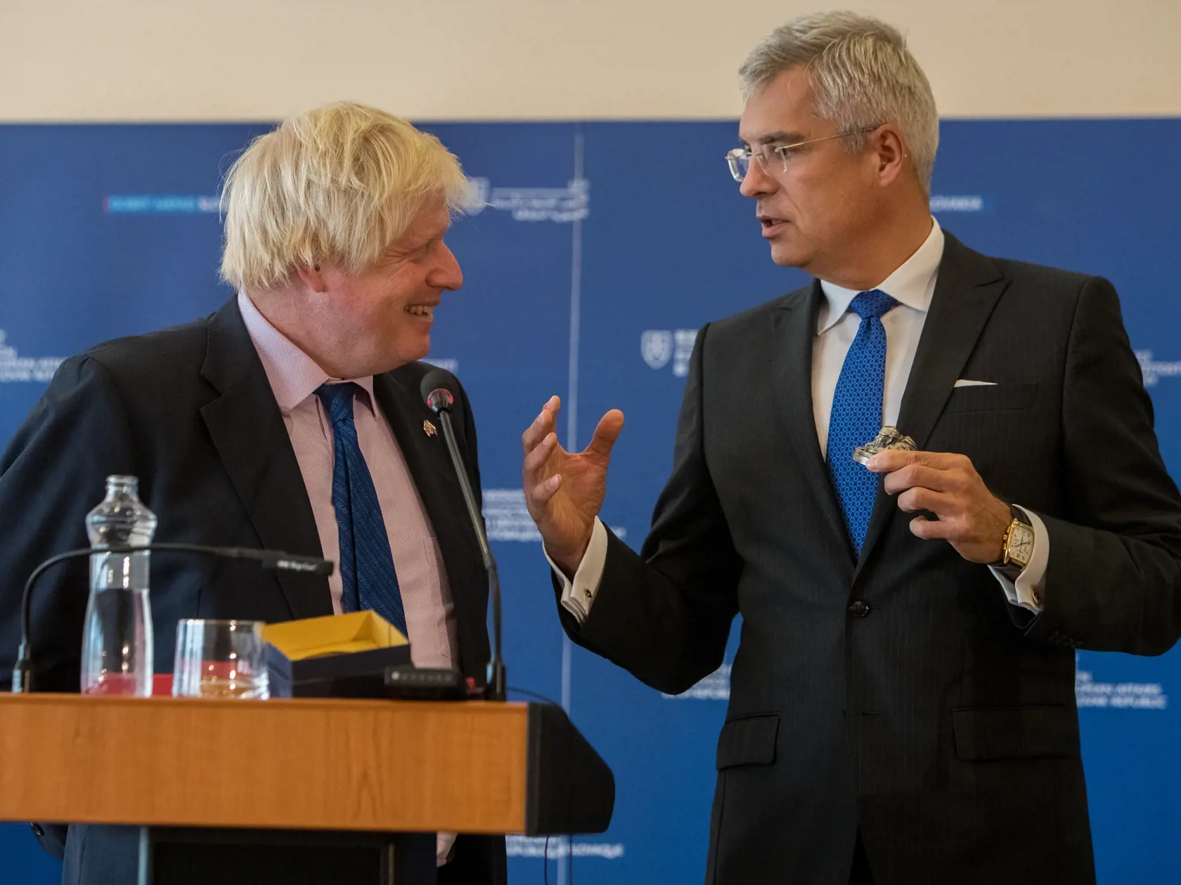 Na snimke britsky minister zahranicnych veci Boris Johnson pocas prijatia u Ivana Korcoka.