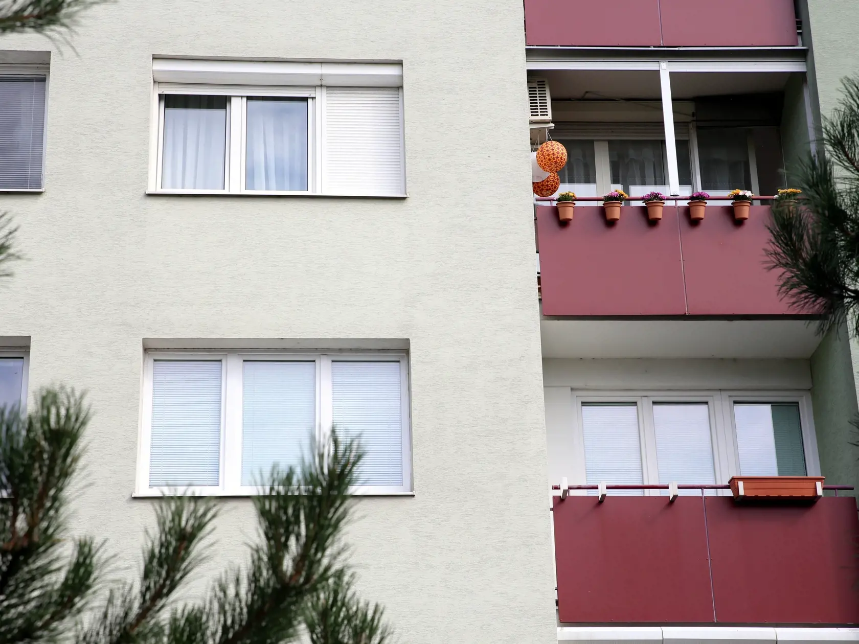 Byt sa nachádza v dobrej lokalite Ružinova.