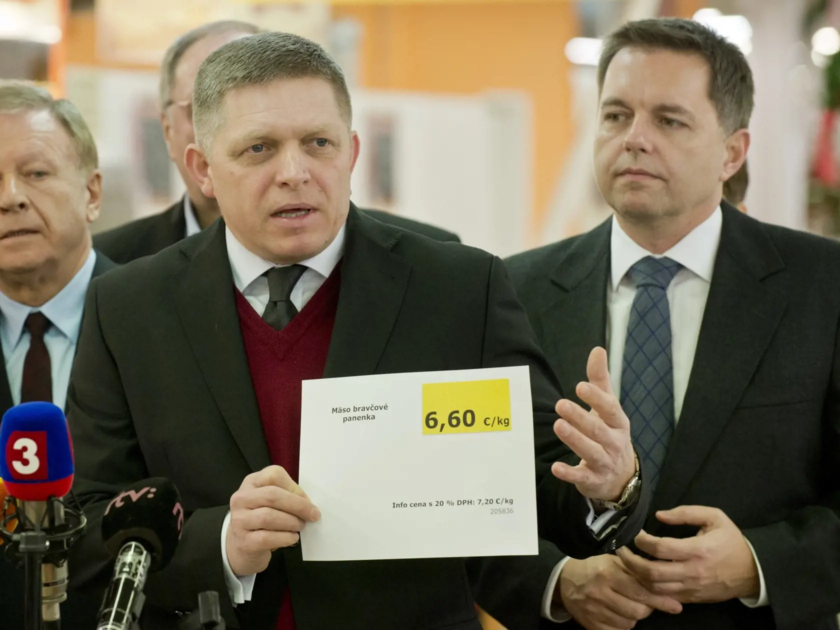 Premiér Robert Fico s cenou bravčovej panenky za 6,60 €.