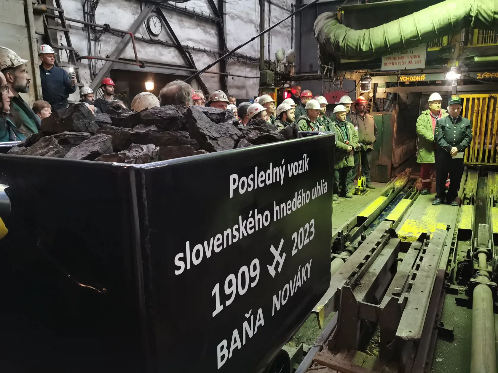 Posledný vozík slovenského hnedého uhlia a za ním baníci, ktorí ho vyťažili.