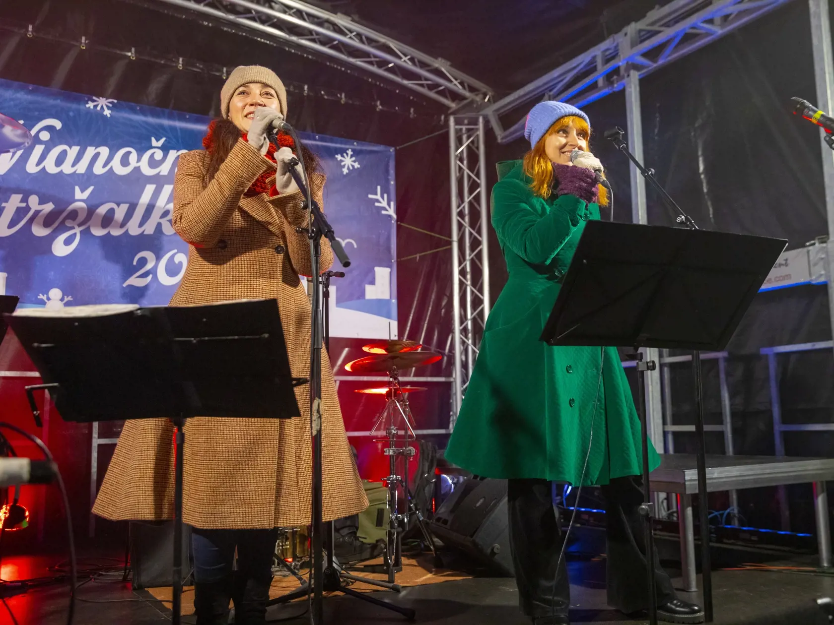 Na snímke je speváčka Katka Koščová so sestrou Veronikou Husovskou na vianočných trhoch v Petržalke.