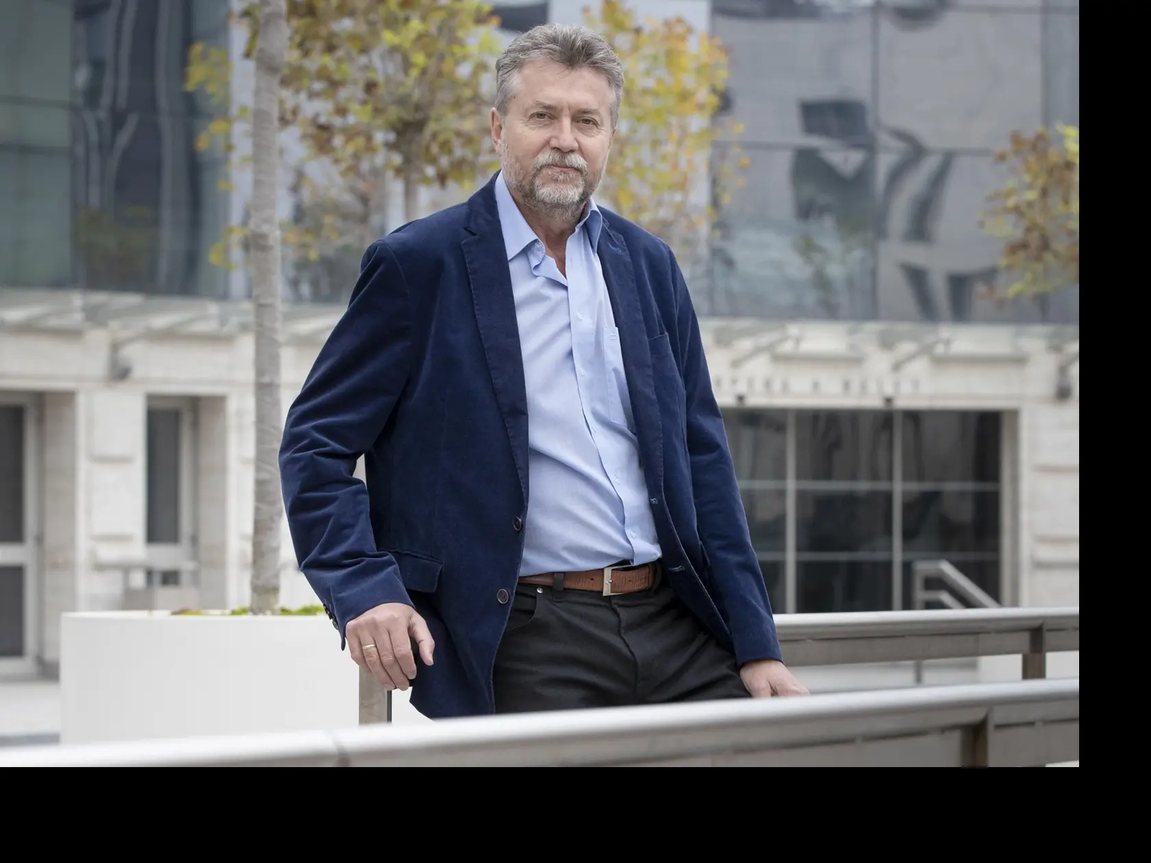 V koalícii sa má o zákone o tzv. covidových amnestiách, ak ho prezident SR Peter Pellegrini nepodpíše a vráti do parlamentu, ešte diskutovať. Poslanec Národnej rady (NR) SR Roman Michelko (SNS) si myslí, že SNS a Smer-SD by nemali problém prelomiť prípadné veto hlavy štátu. Zákonodarca Ján Podmanický (Smer-SD) legislatívu víta a za prípadné prelomenie veta bude hlasovať. Predseda poslaneckého klubu PS Martin Dubéci a poslanec Jozef Hajko (KDH) zákon kritizujú.