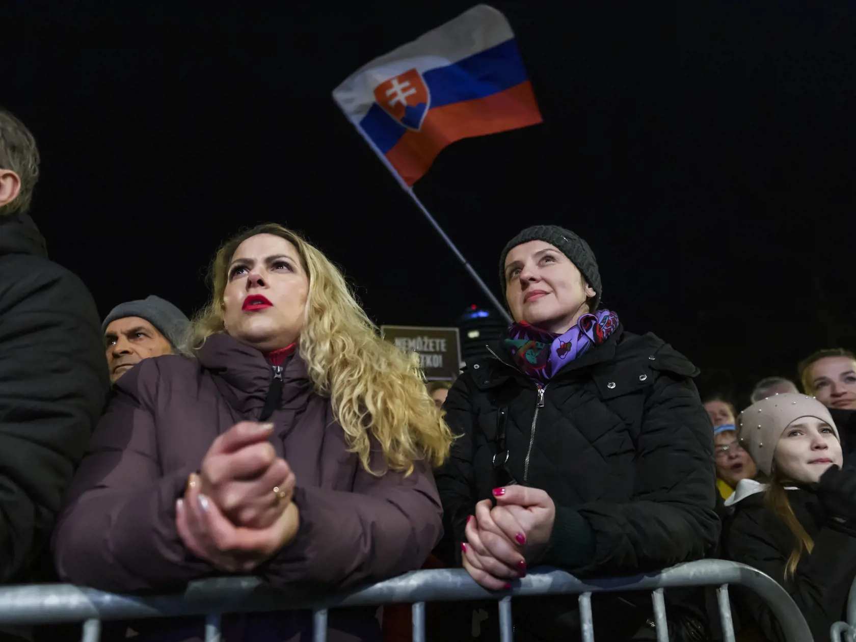 Na snímke ľudia sa účastnia na druhom spoločnom proteste opozície - hnutia Progresívne Slovensko (PS), strany Sloboda a Solidarita (SaS) a Kresťanskodemokratického hnutia proti rušeniu Úradu Špeciálnej prokuratúry (ÚPŠ) pred Úradom vlády SR v Bratislave 12. decembra 2023. FOTO TASR - Jaroslav Novák


