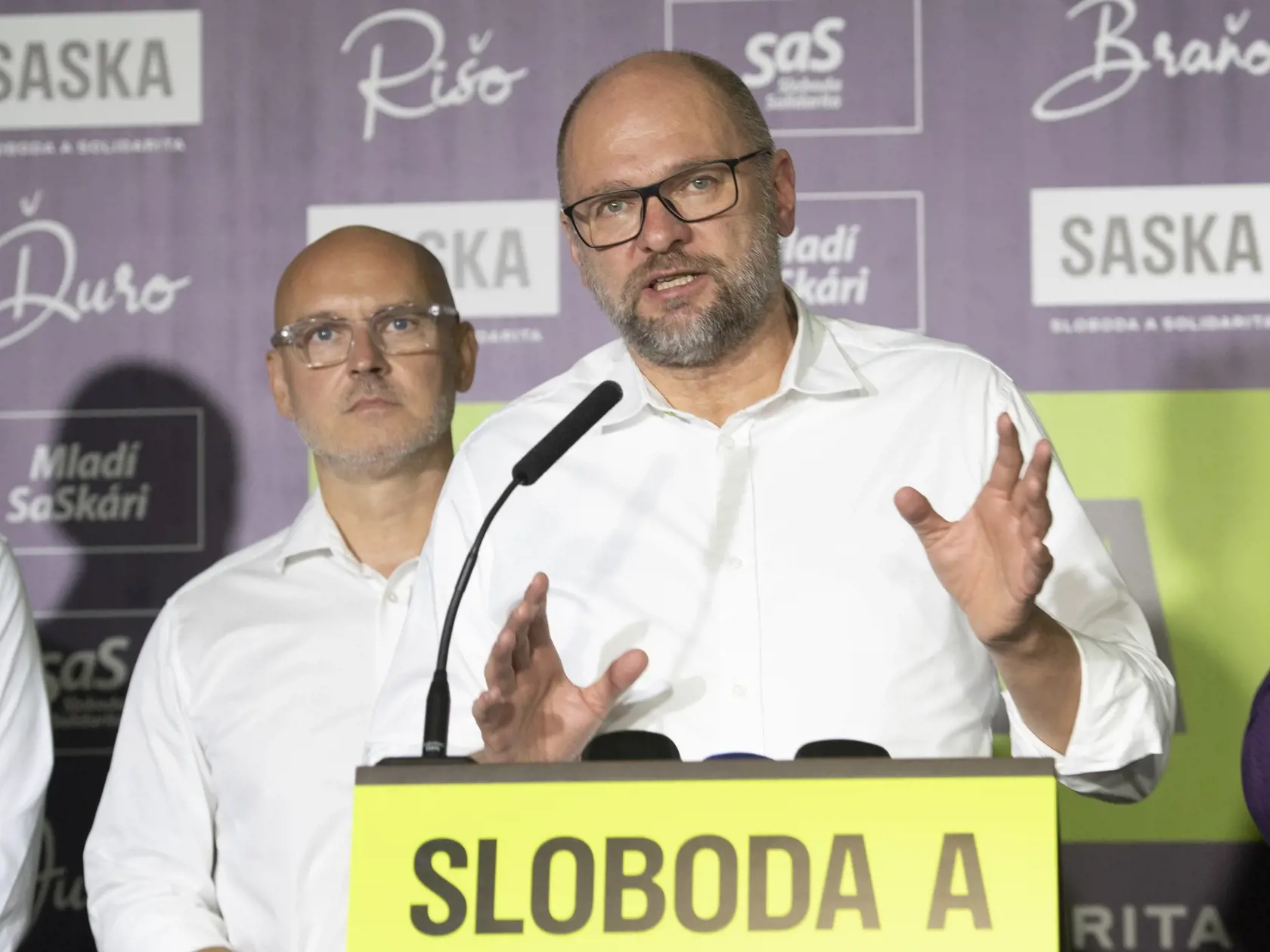Na Slovensku sa v sobotu 30. septembra 2023 konali v poradí štvrté predčasné a celkovo deviate parlamentné voľby v ére samostatnosti. Na snímke sprava predseda SaS Richard Sulík a podpredseda SaS Branislav Gröhling na tlačovej konferencii počas volebnej noci v Liberálnom dome v Bratislave v nedeľu 1. októbra 2023. FOTO TASR - Pavel Neubauer