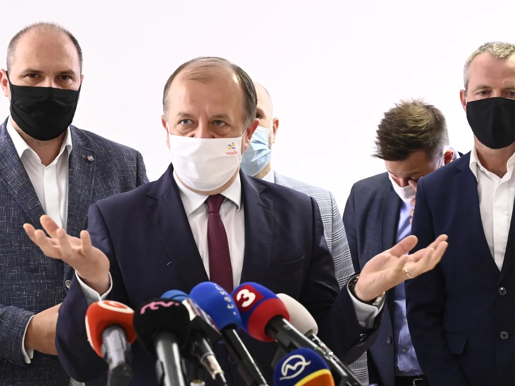 Primátori krajských miest zľava Košíc Jaroslav Polaček, Trenčína Richard Rybníček, Trnavy Peter Bročka, Bratislavy Matúš Vallo a Žiliny Peter Fiabáne počas tlačového brífingu po stretnutí primátorov krajských miest (K8), 22. mája 2020 v Trenčíne. FOTO TASR - Radovan Stoklasa