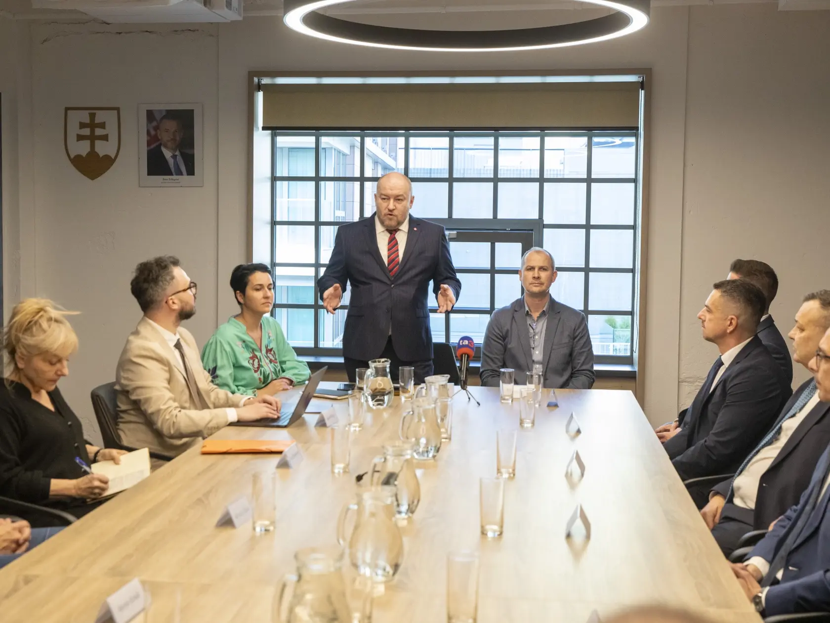 Na snimke je prvé zasadnutie Rady pre šport ministra Cestovného ruchu a športu Rudolfa Huliaka.
Minister Rudolf Huliak predstavuje Radu ministra pre šport.