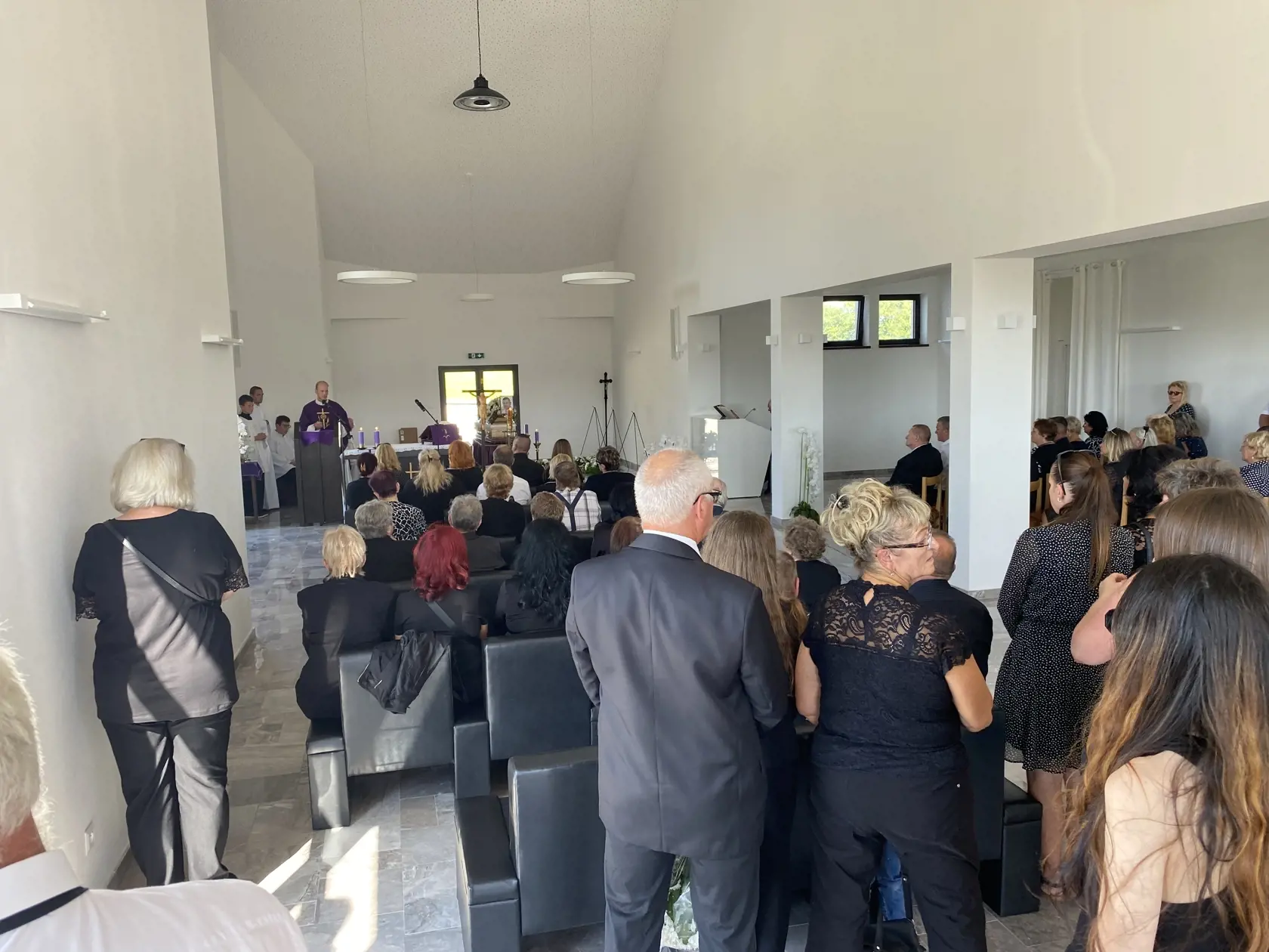 Pohrebné obrady a rímskokatolícka svätá omša za dušu Lukáša Lacka (†34) v Dome smútku vo Veľkej Lomnici pri Poprade.