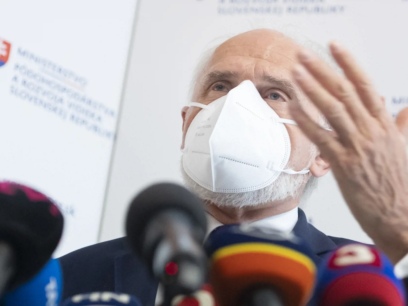 Na snímke minister pôdohospodárstva a rozvoja vidieka (MPRV) SR Ján Mičovský (OĽaNO) počas brífingu s novinármi, na ktorej ohlásil svoju demisiu z postu ministra pôdohospodárstva 25. mája 2021 v Bratislave. FOTO TASR - Martin Baumann