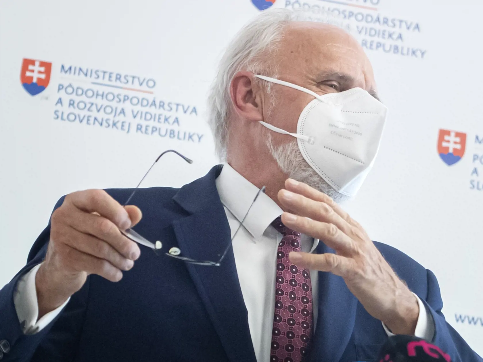 Na snímke minister pôdohospodárstva a rozvoja vidieka (MPRV) SR Ján Mičovský (OĽaNO) počas brífingu s novinármi, na ktorej ohlásil svoju demisiu z postu ministra pôdohospodárstva 25. mája 2021 v Bratislave. FOTO TASR - Martin Baumann
