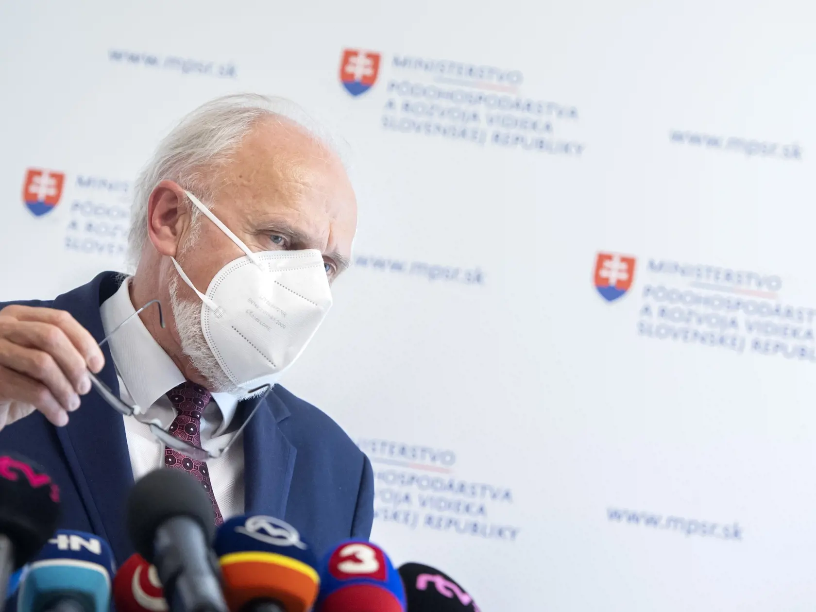 Na snímke minister pôdohospodárstva a rozvoja vidieka (MPRV) SR Ján Mičovský (OĽaNO) počas brífingu s novinármi, na ktorej ohlásil svoju demisiu z postu ministra pôdohospodárstva 25. mája 2021 v Bratislave. FOTO TASR - Martin Baumann