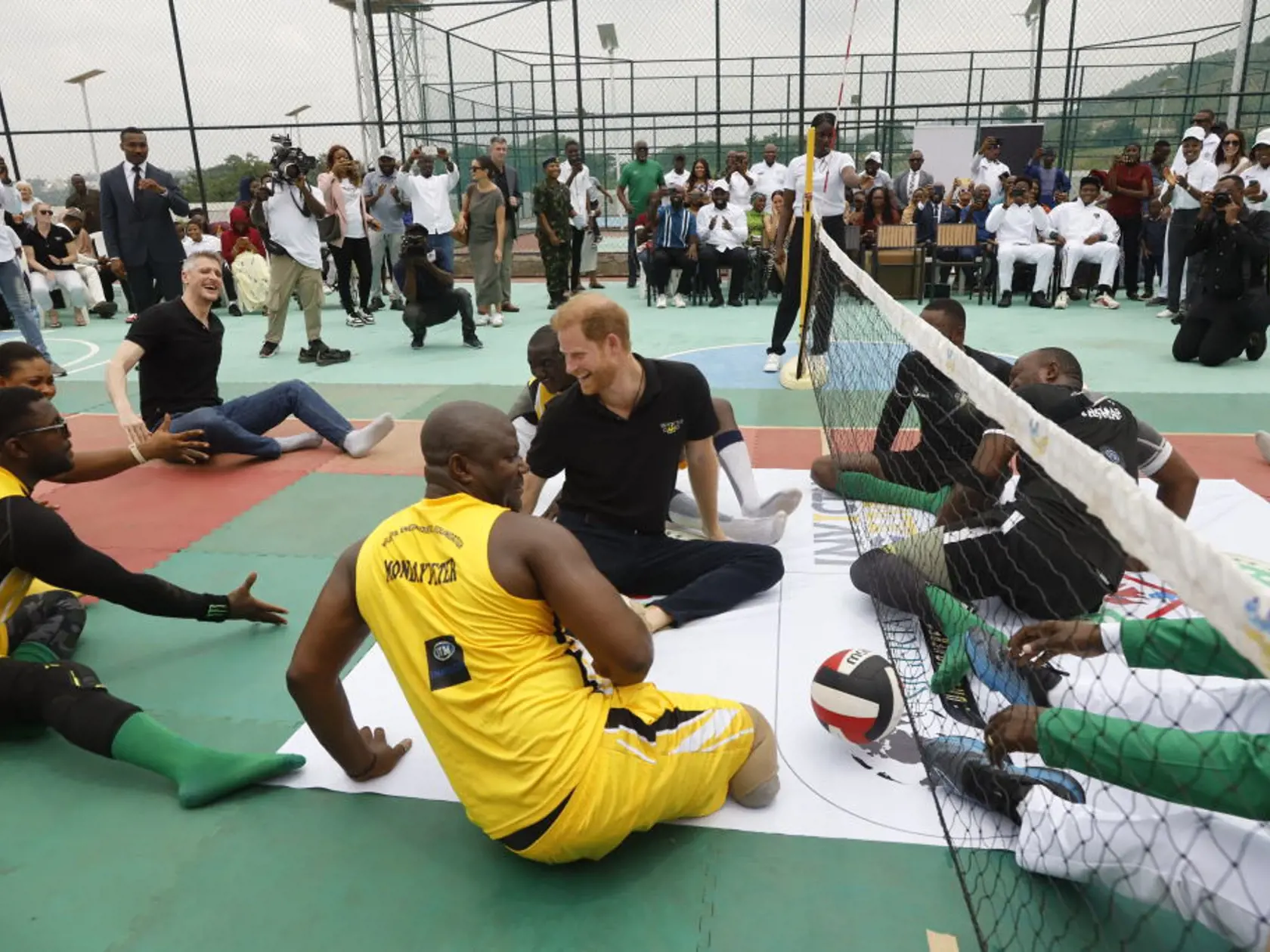 Princ Harry v Nigérii oslávil 10. výročie hier Invictus Games, olympiády pre vojnových veteránov.