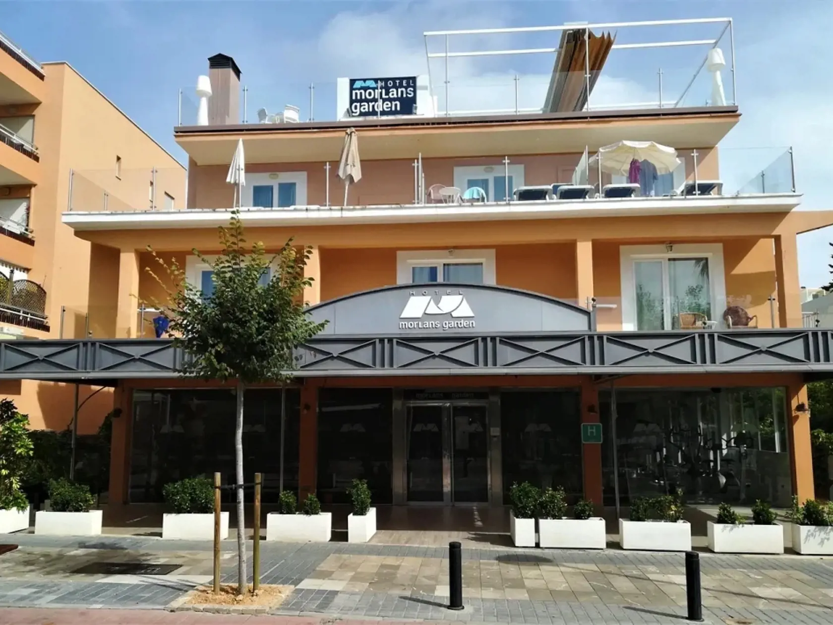 Hotel, v ktorom sú dovolenkári v karanténe.