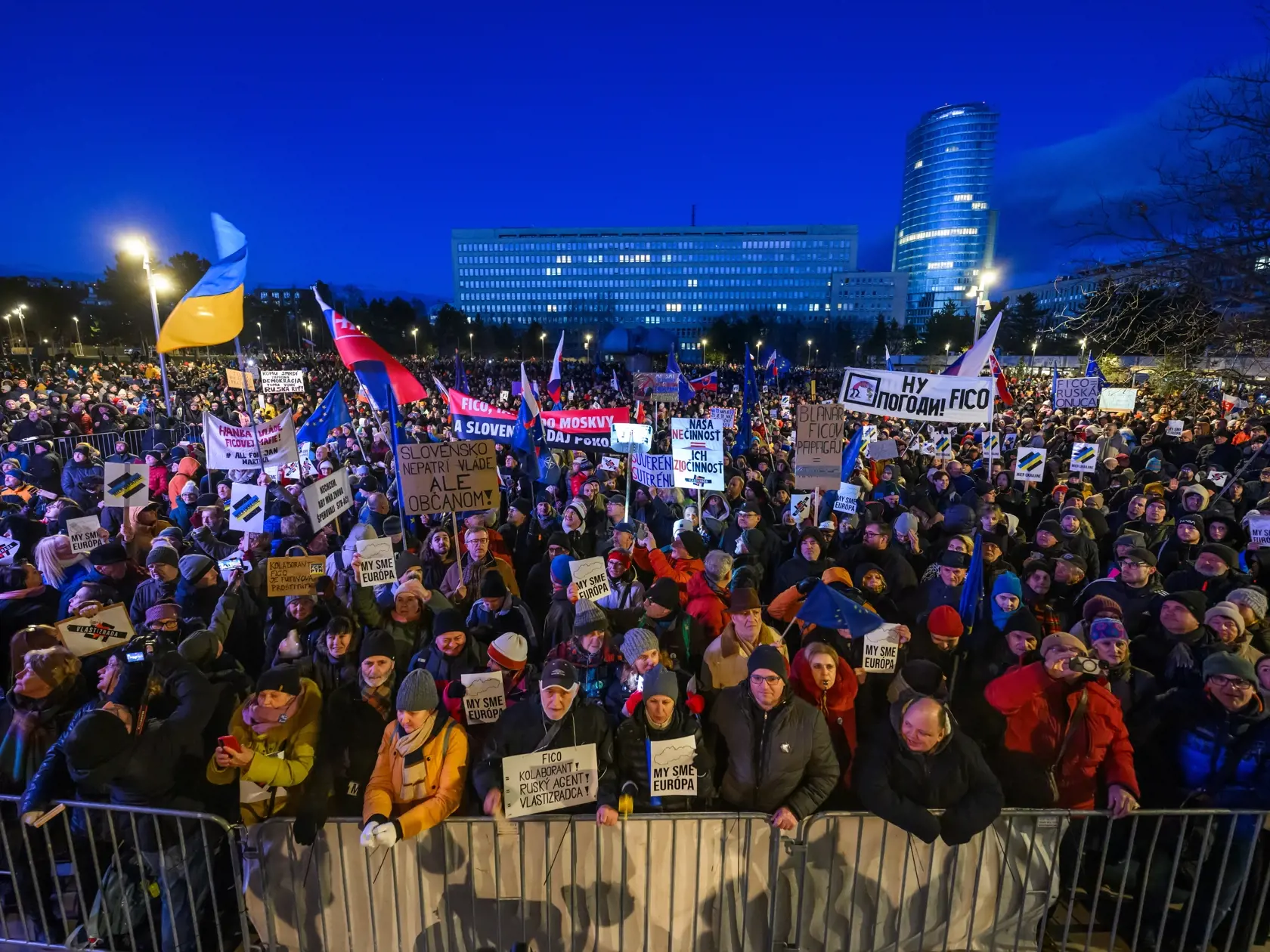 Na snímke účastníci protestu Slovensko je Európa v Bratislave na Námestí slobody.