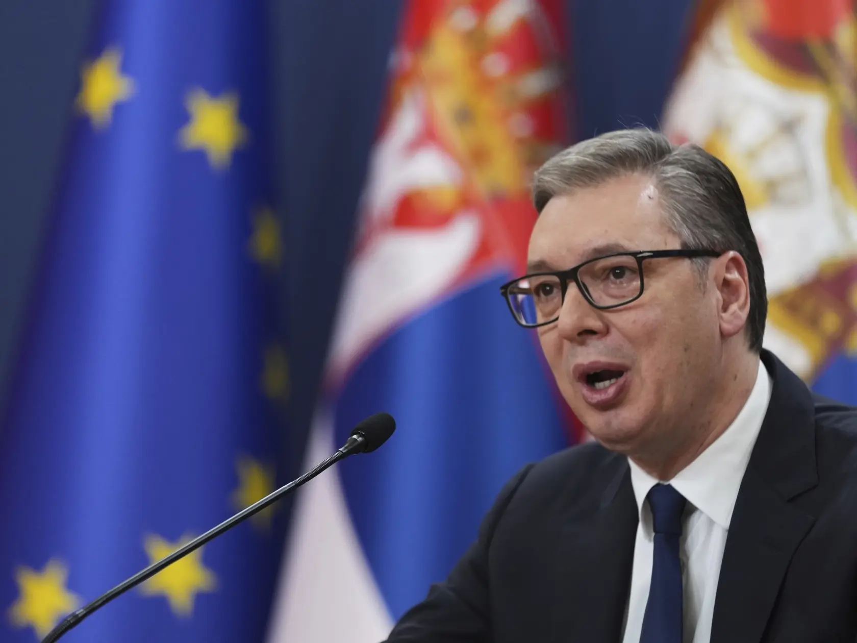 Srbský prezident Aleksandar Vučič reční počas tlačovej konferencie v srbskom Belehrade 6. apríla 2025. Vučič v nedeľu večer poveril málo známeho profesora medicíny Djura Macuta zostavením vlády, ktorú by mal do 18. apríla potvrdiť aj parlament.