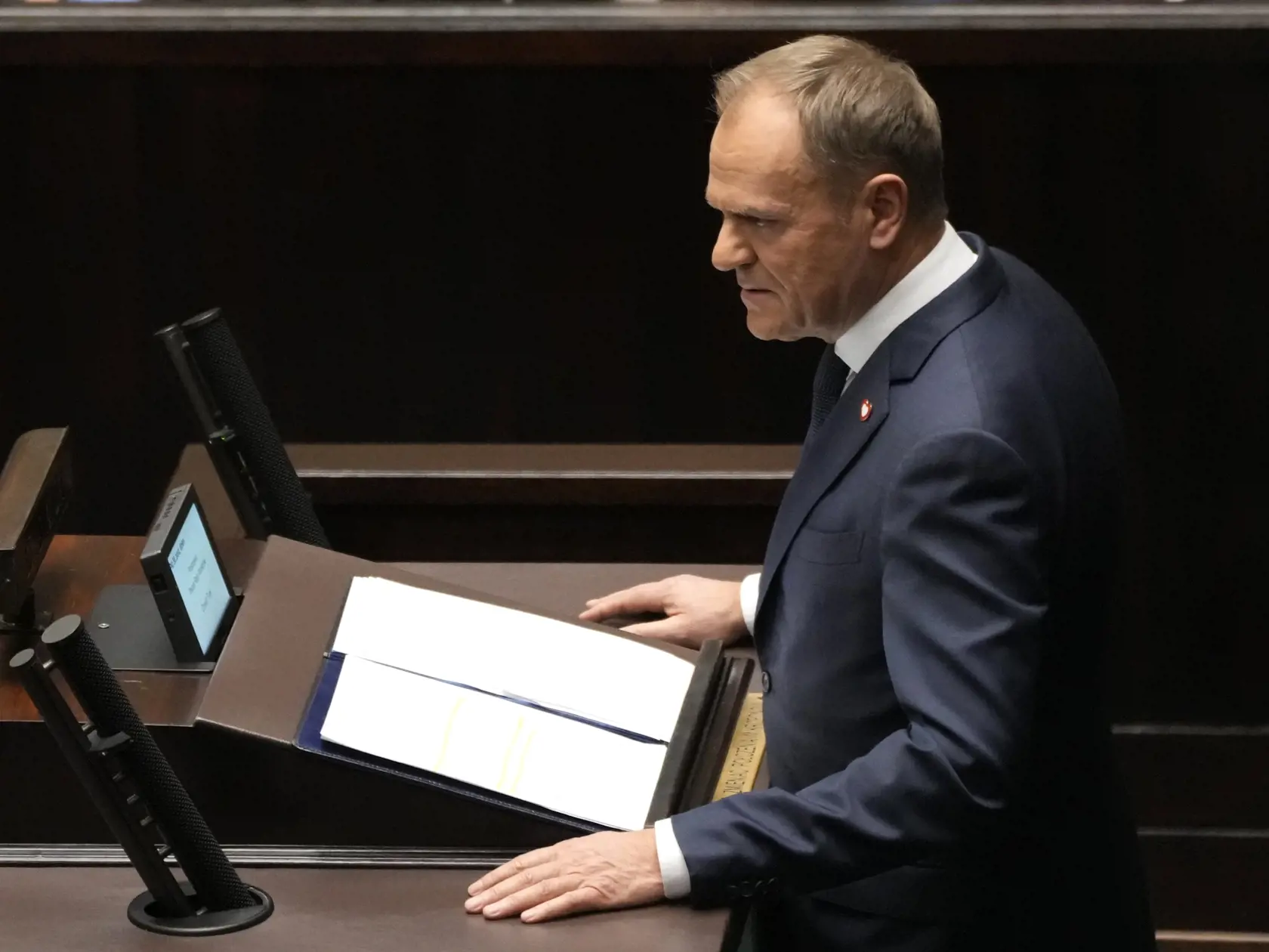 Poľský dezignovaný premiér Donald Tusk vystupuje s prejavom v parlamente vo Varšave v utorok 12. decembra 2023. Tusk v utorok predstavil v parlamente zloženie novej vlády. Z 26 ministerských postov bude deväť obsadených ženami, všíma si agentúra PAP. Neskôr bude počas dňa parlament o nových ministroch hlasovať.