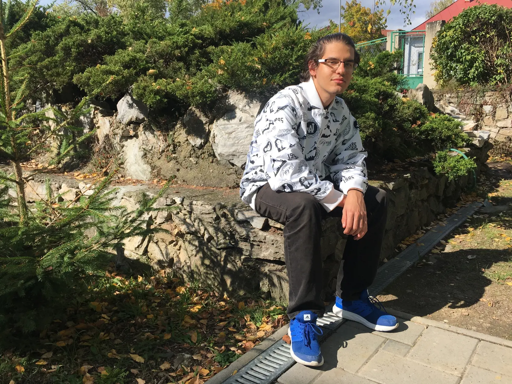 Erik (18), Lučenec: „Obliekol som si prvé čo som na seba našiel doma.“ PROČKO: „Viac ma zaujal účes. Tie sú dnes zväčša rovnaké, takže tento chalan u mňa boduje.“