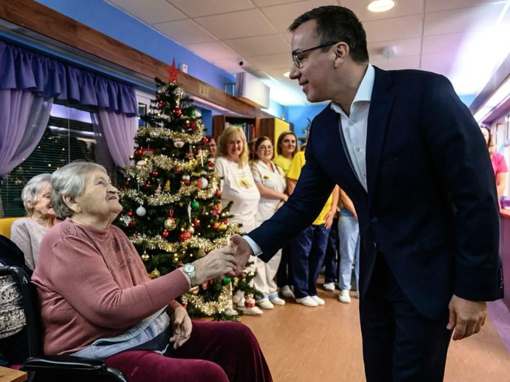 Predvianočný a predsa len pracovný program mal aj minister práce Erik Tomáš (Hlas). Cez víkend sa totiž ukázal v Humennom v dome sociálnych služieb Slnečný dom. „Musím priznať, že Slnečný dom ma očaril. Bodaj by takýchto zariadení bolo na Slovensku čo najviac. My v rezorte práce, sociálnych vecí a rodiny musíme pre to robiť maximum,“ povedal šéf rezortu práce a ocenil aj jeho generálnu manažérku Zuzanu Fabianovú za výnimočný prínos pre sociálne služby.